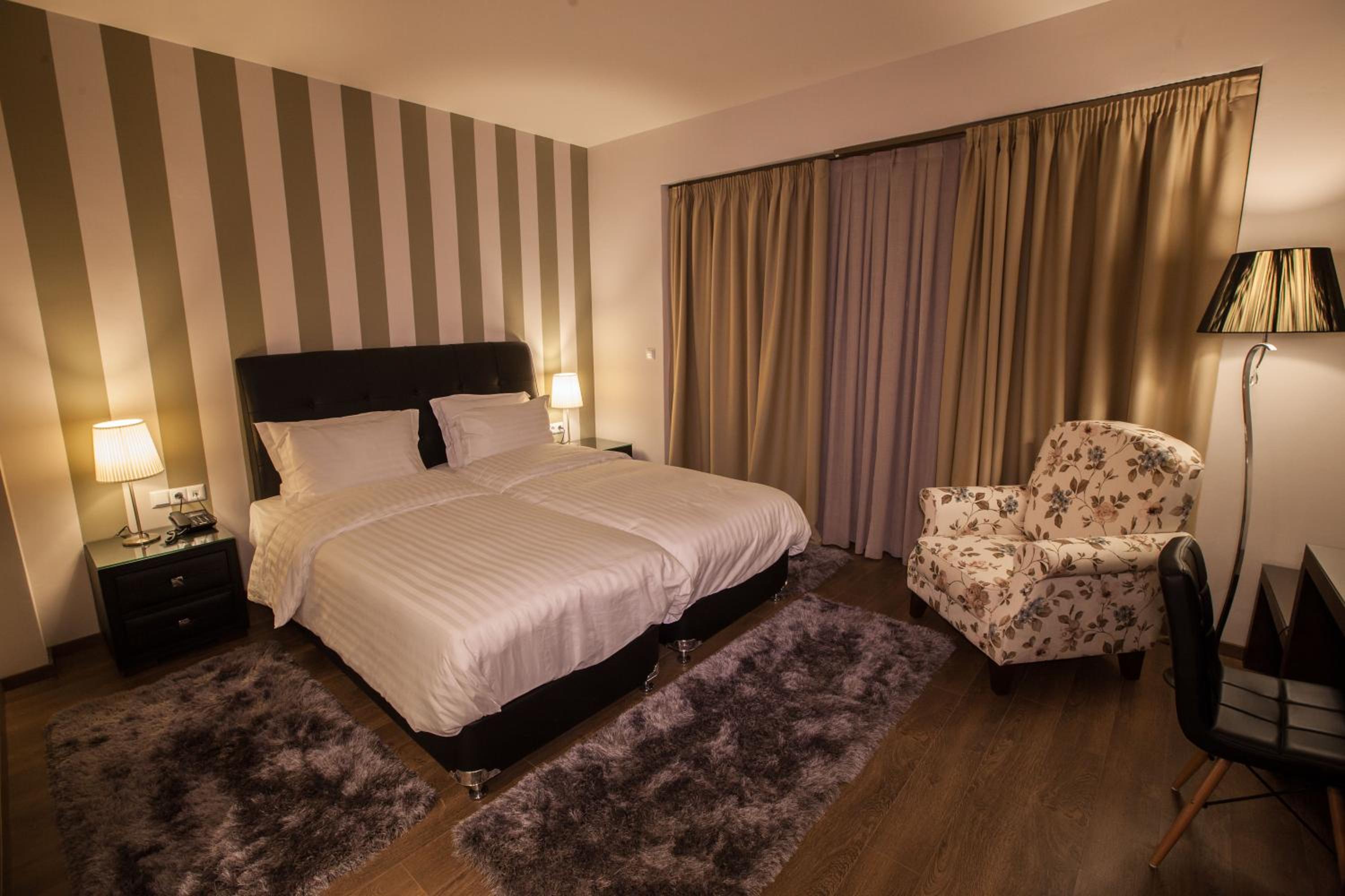 Deluxe Room with Balcony photo 3
