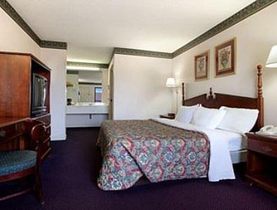 King Room - Non-Smoking - Photo 3