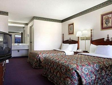Queen Room with Two Queen Beds - Non-Smoking - Photo 2