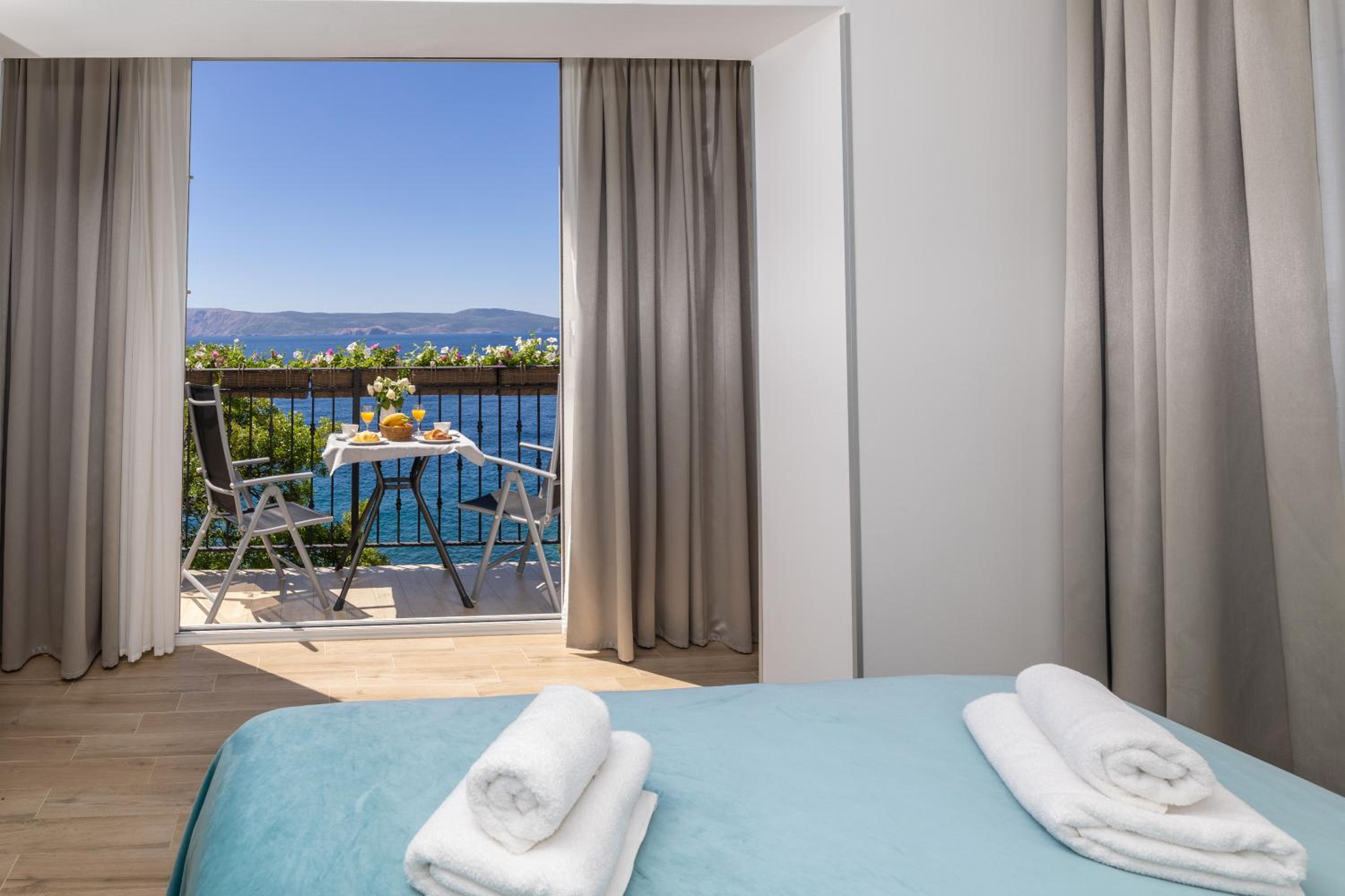 Deluxe Double Room with Balcony and Sea View