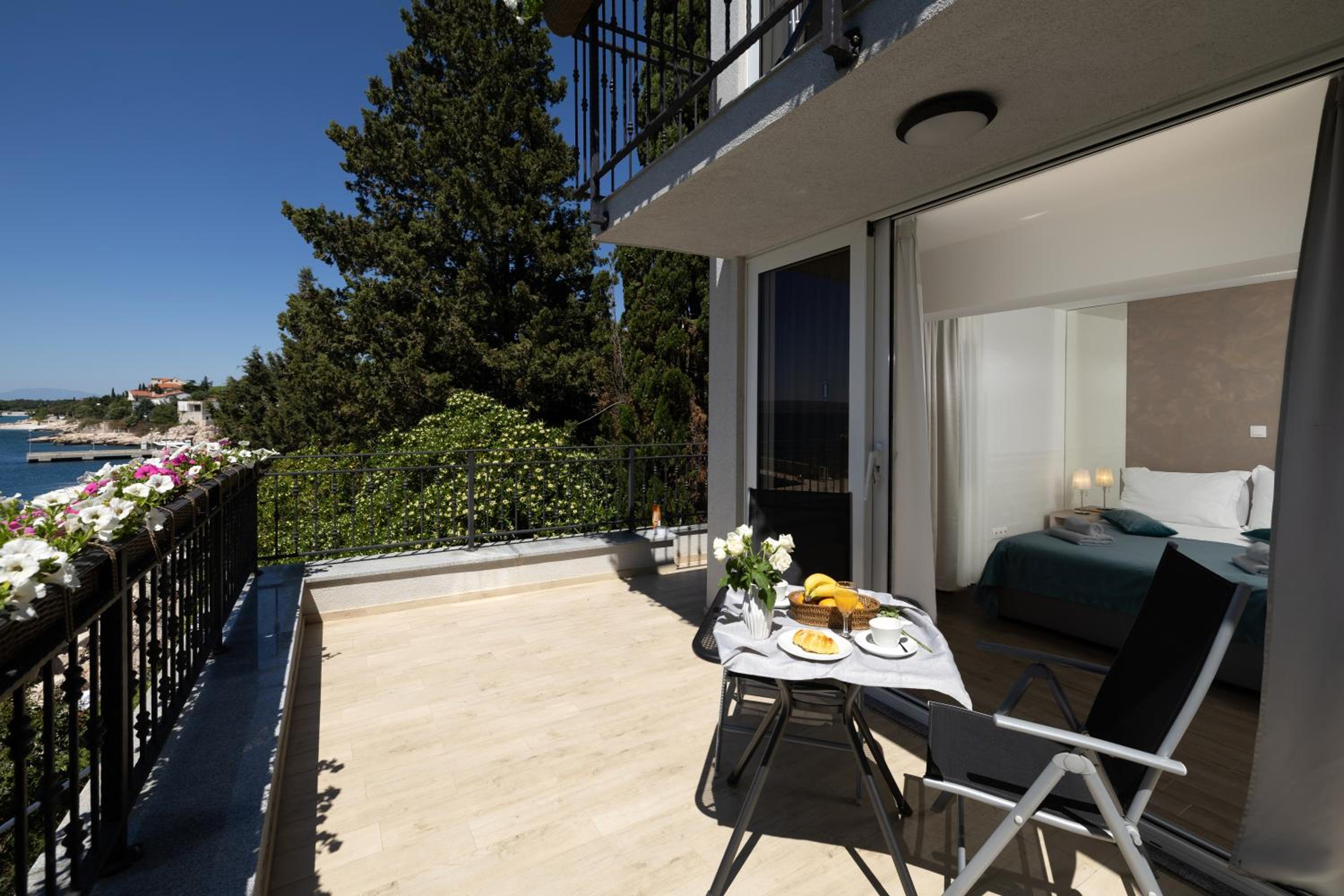 Deluxe Double Room with Balcony and Sea View