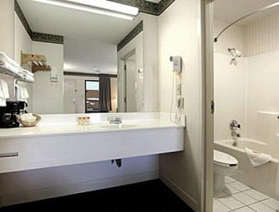 King Room - Non-Smoking - Photo 2