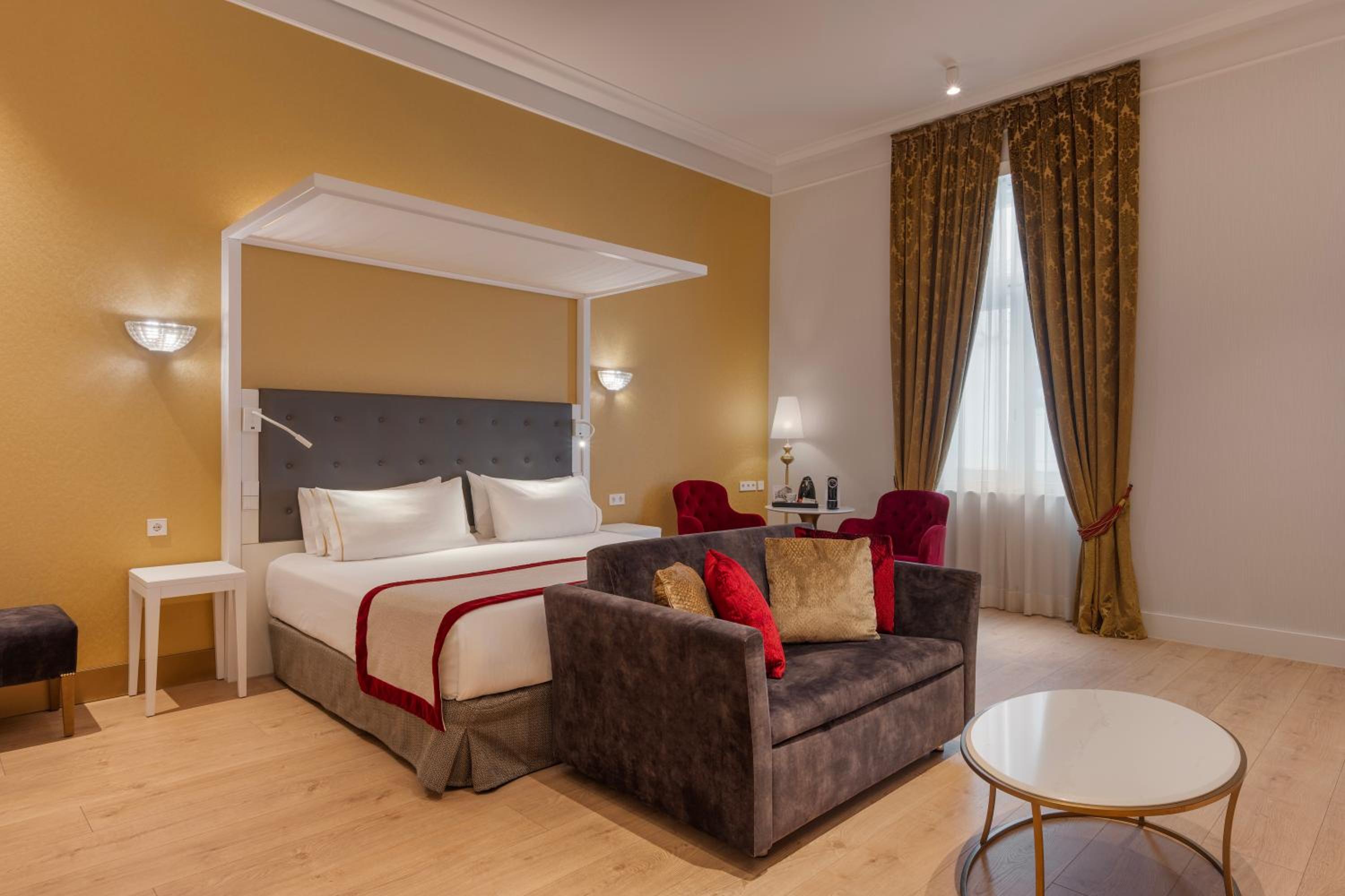 Deluxe Double or Twin Room thumbnail 5
