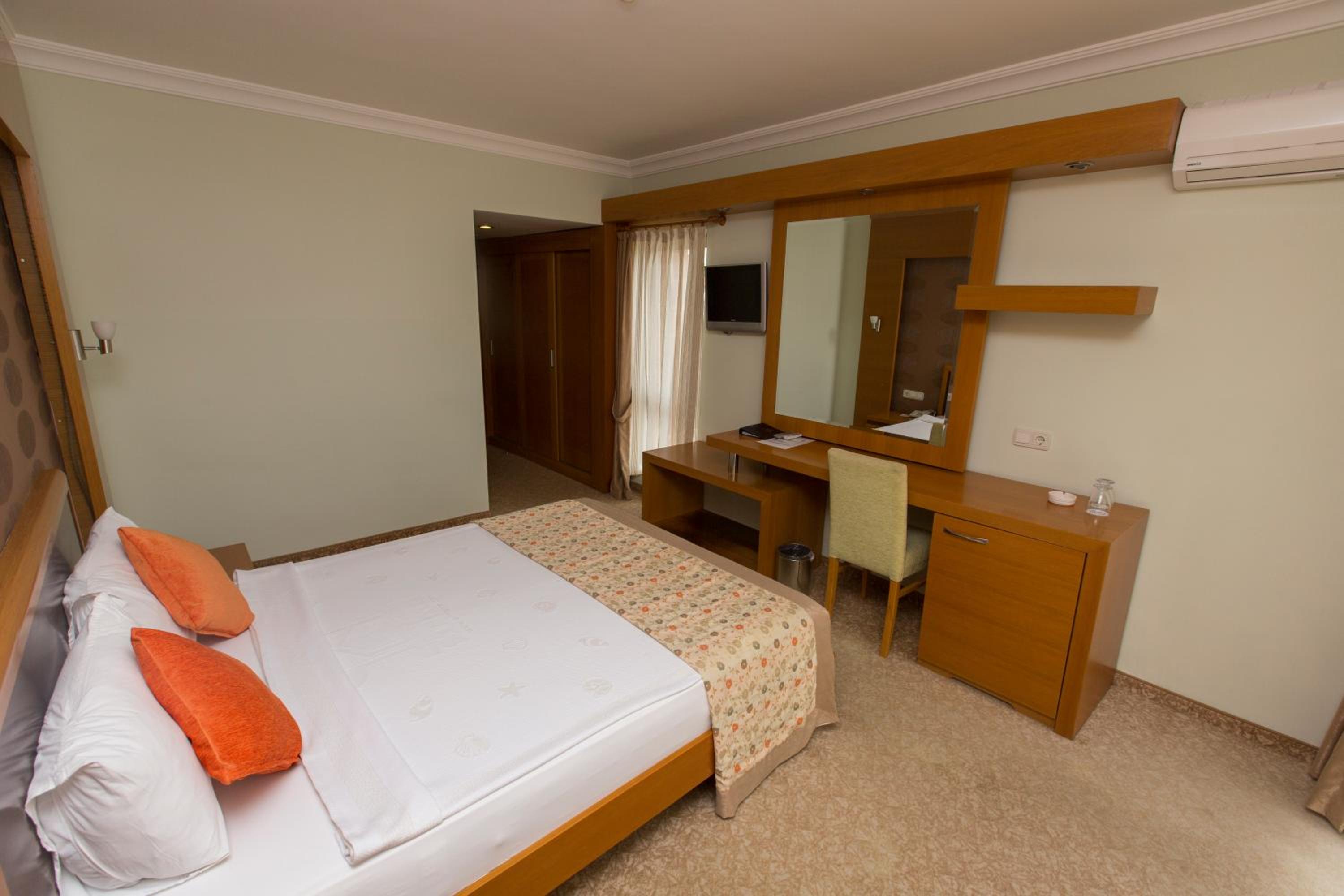 Deluxe Double Room with Balcony photo 2