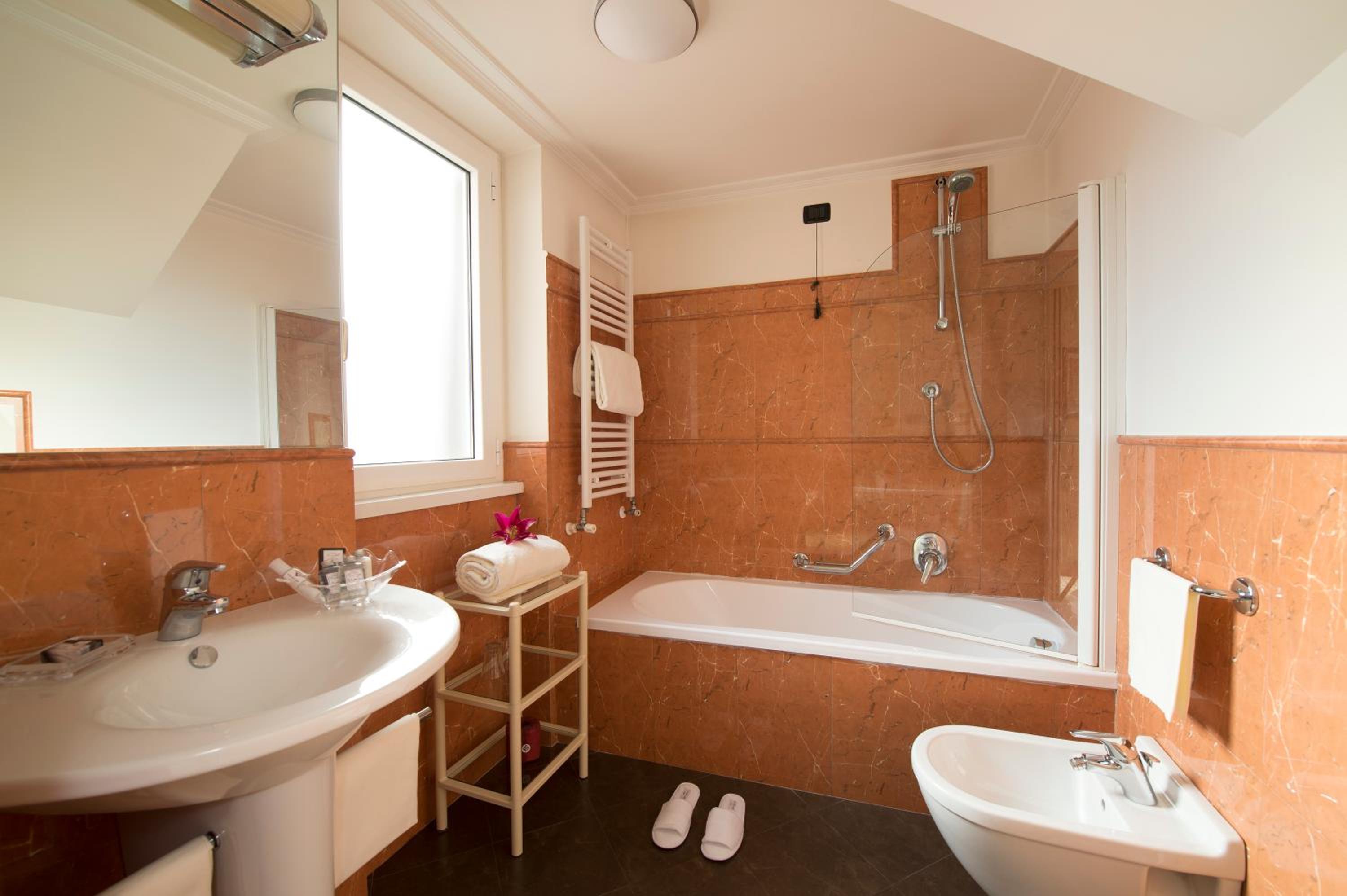 Deluxe Double Room with Balcony photo 2