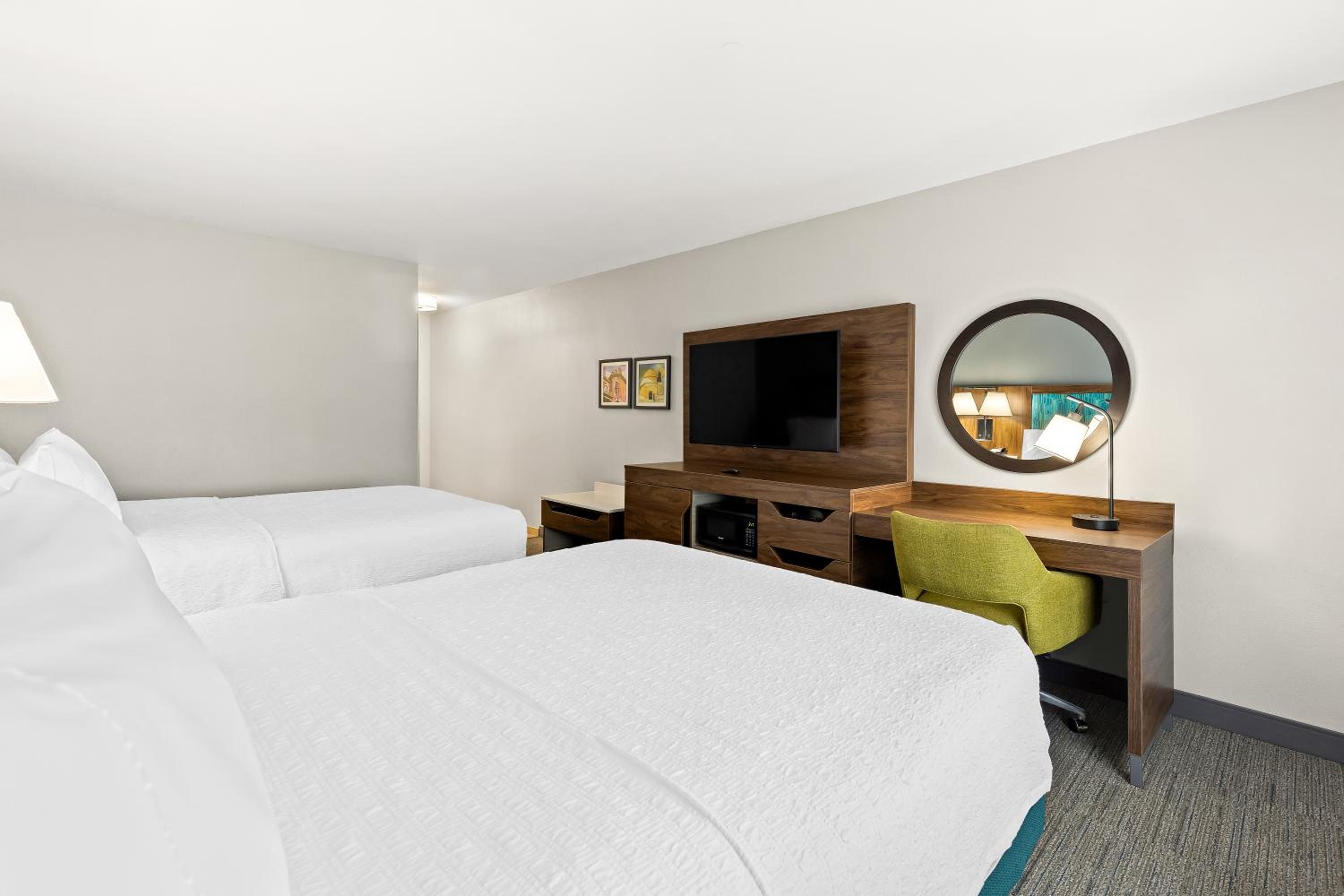 Room with Two Queen Beds - Non-Smoking - Photo 2