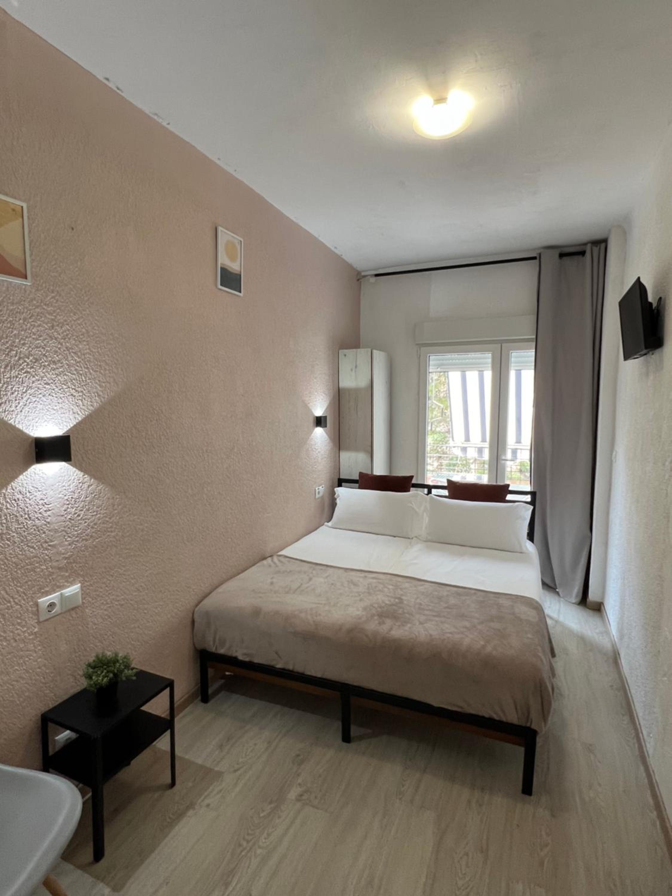 Double Room with Balcony - Photo 1