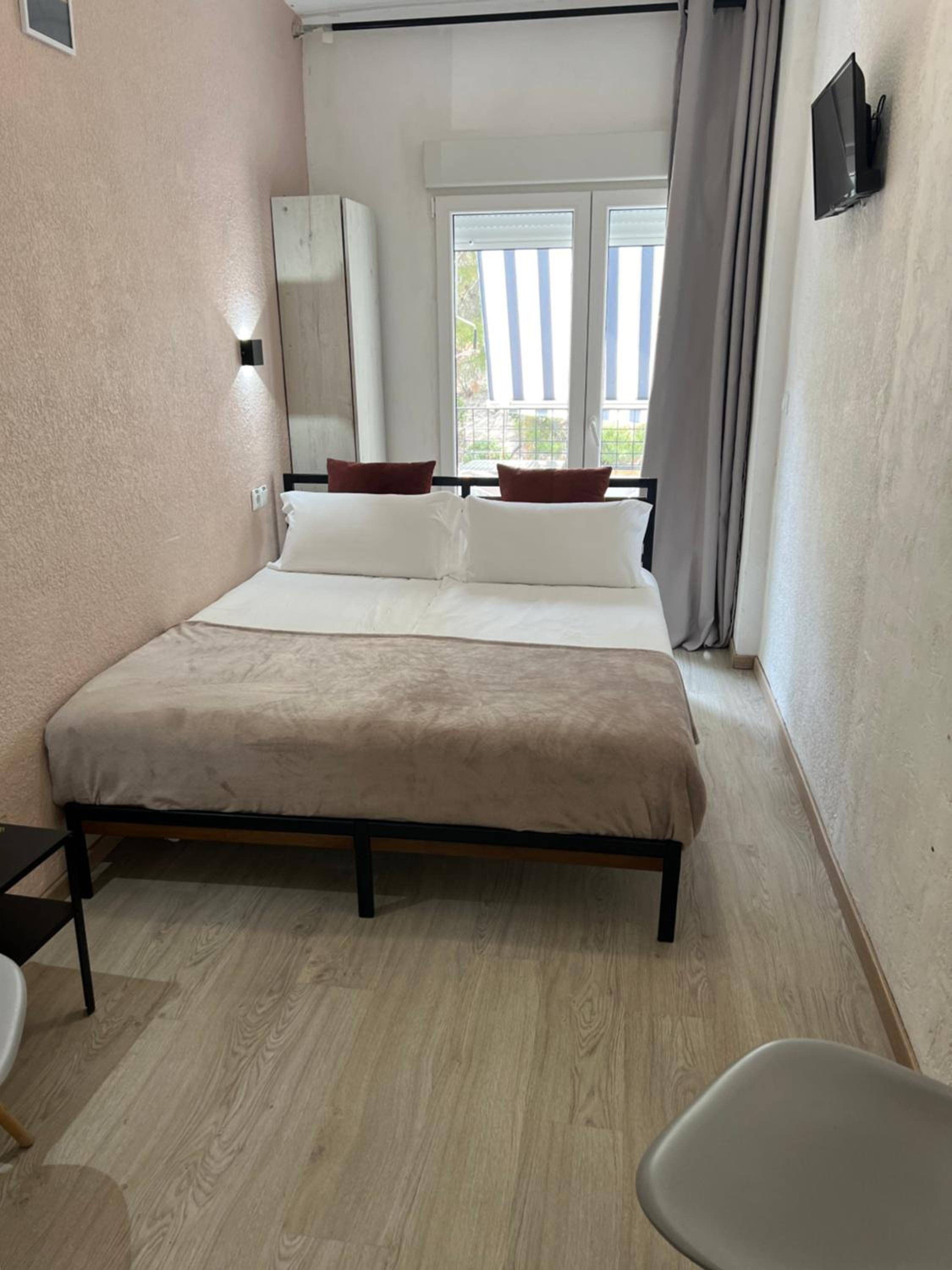 Double Room with Balcony - Photo 2