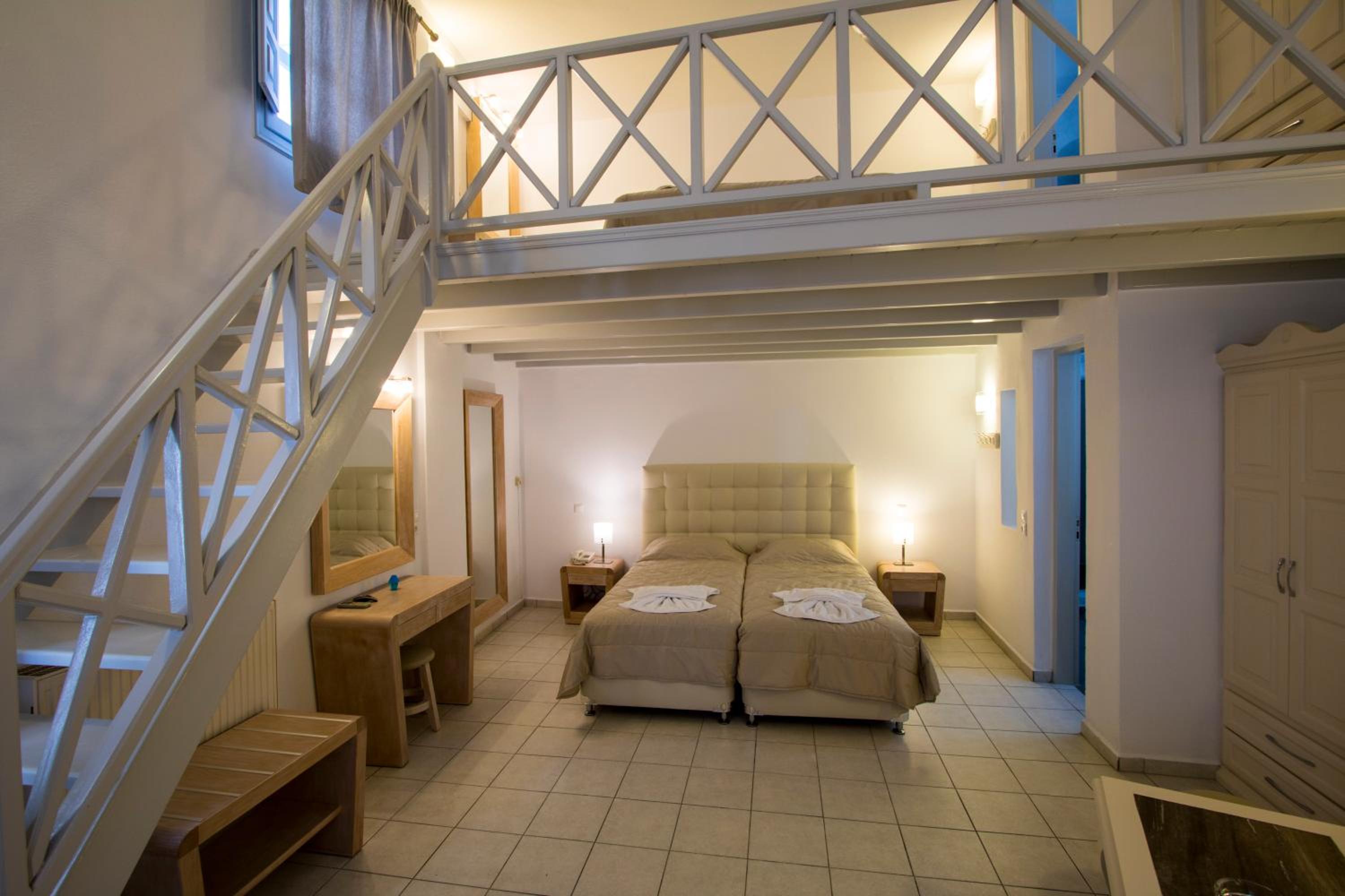 Grand Marionette with Side Sea View