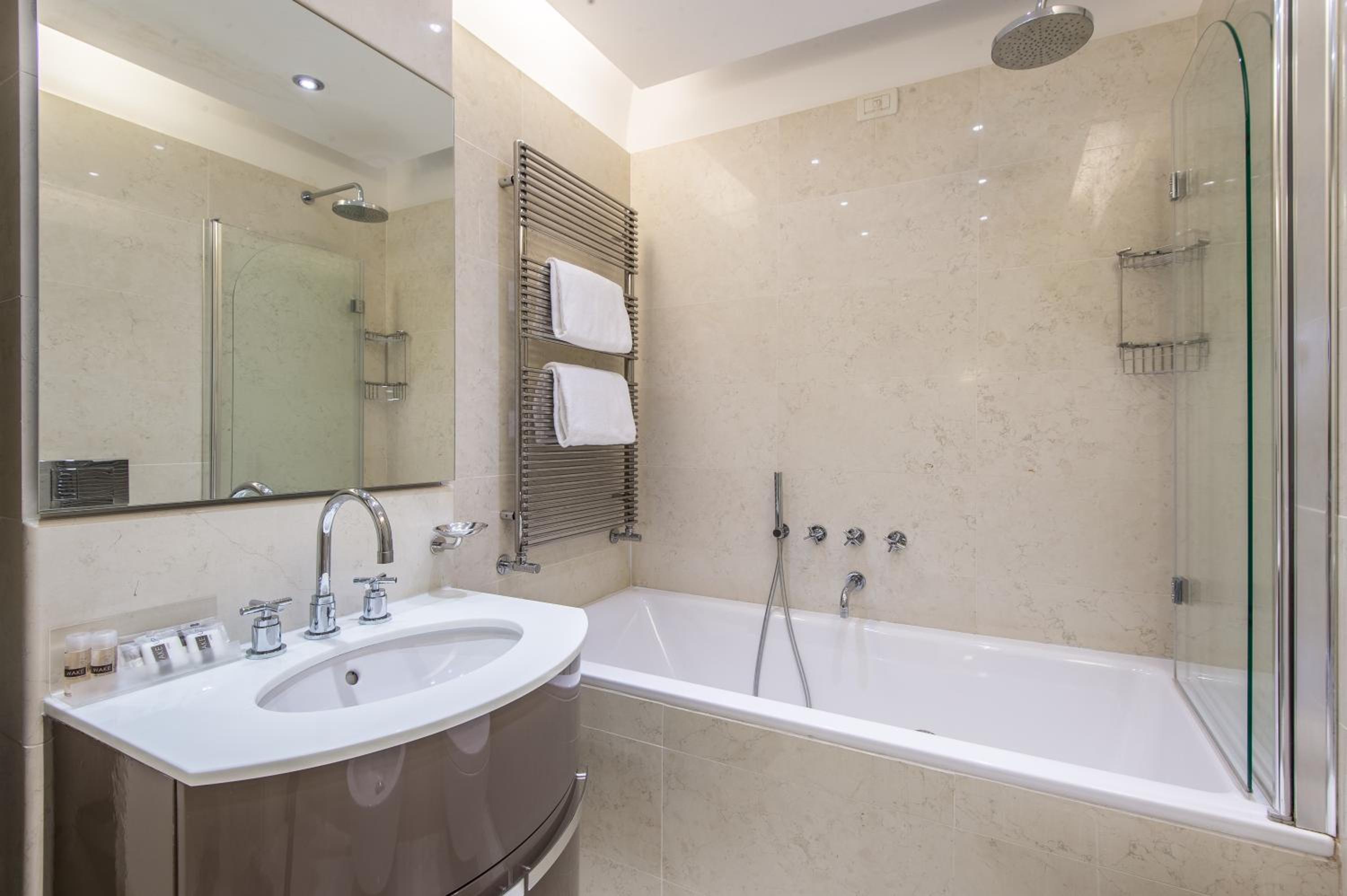 Executive Two-Bedroom Apartment with Canal View photo 2