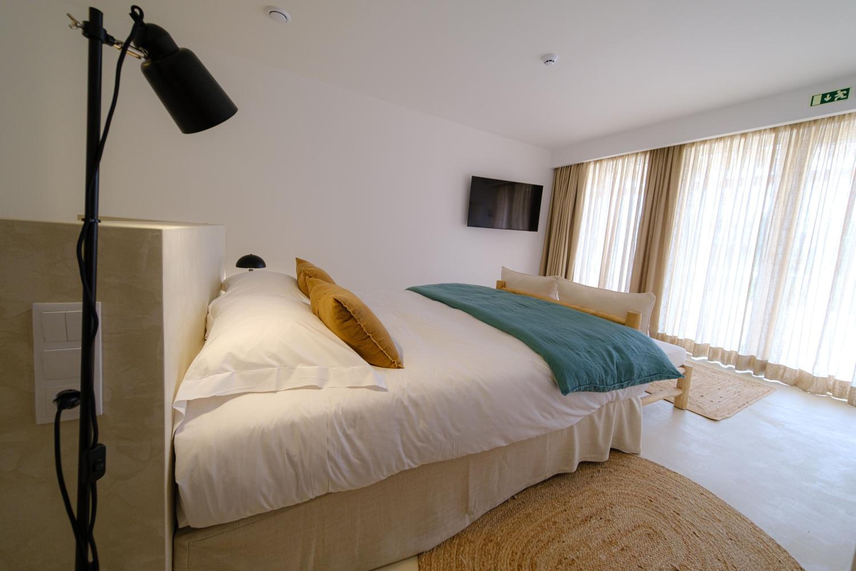 Double Room with Pool View - Photo 1
