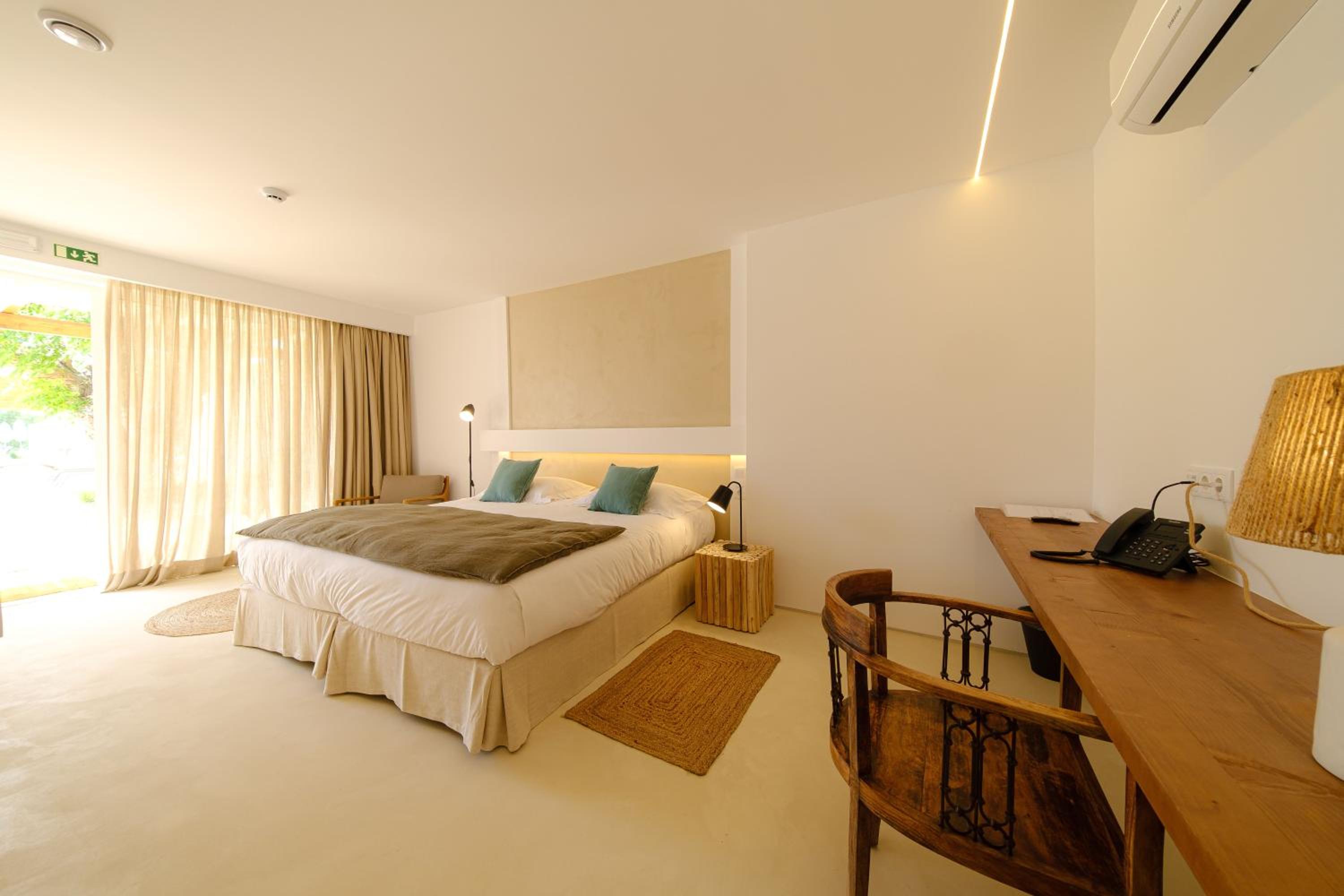 Double Room with Pool View - Photo 8