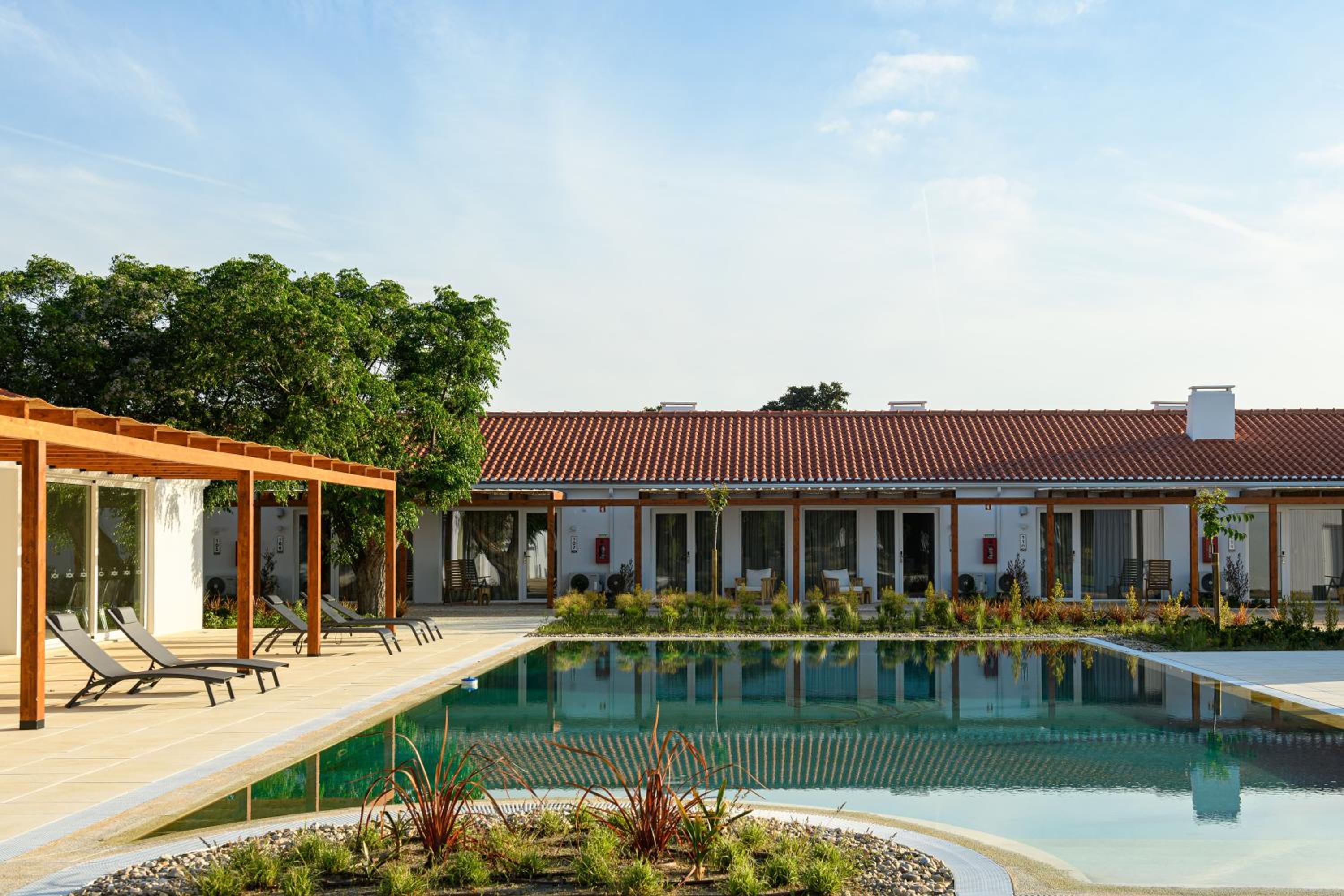 Double Room with Pool View - Photo 3