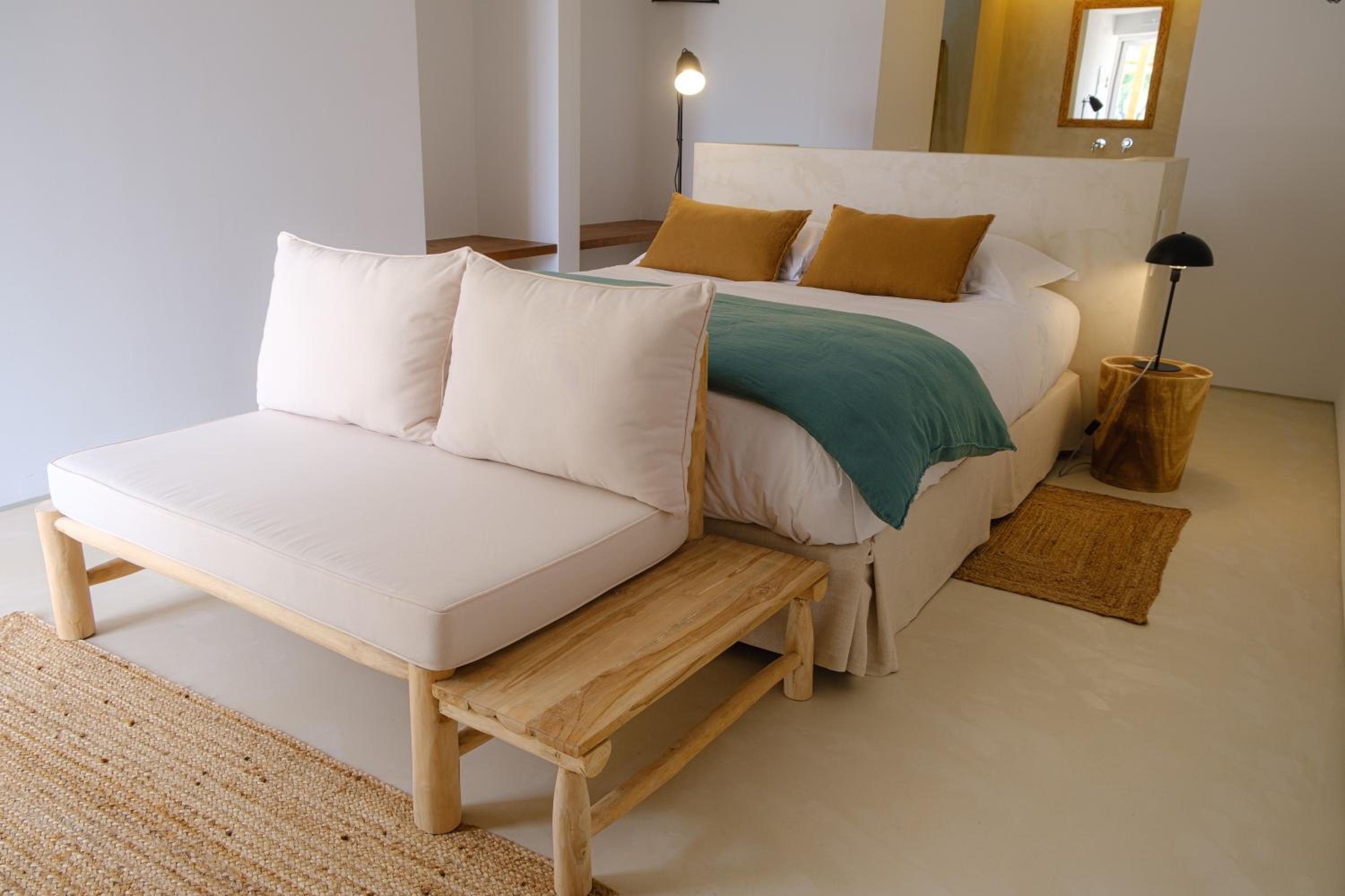 Double Room with Pool View - Photo 4