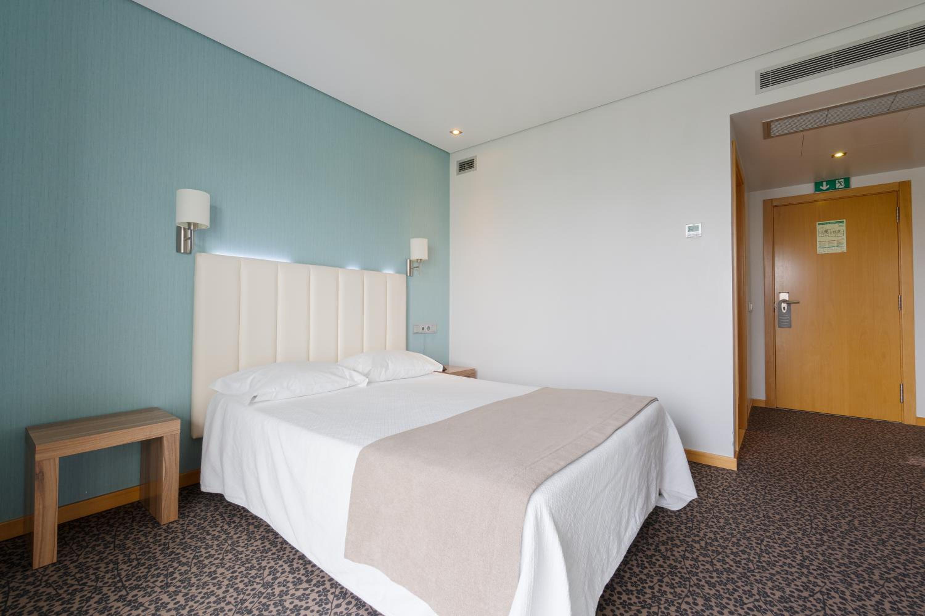 Double Room with Balcony thumbnail 6