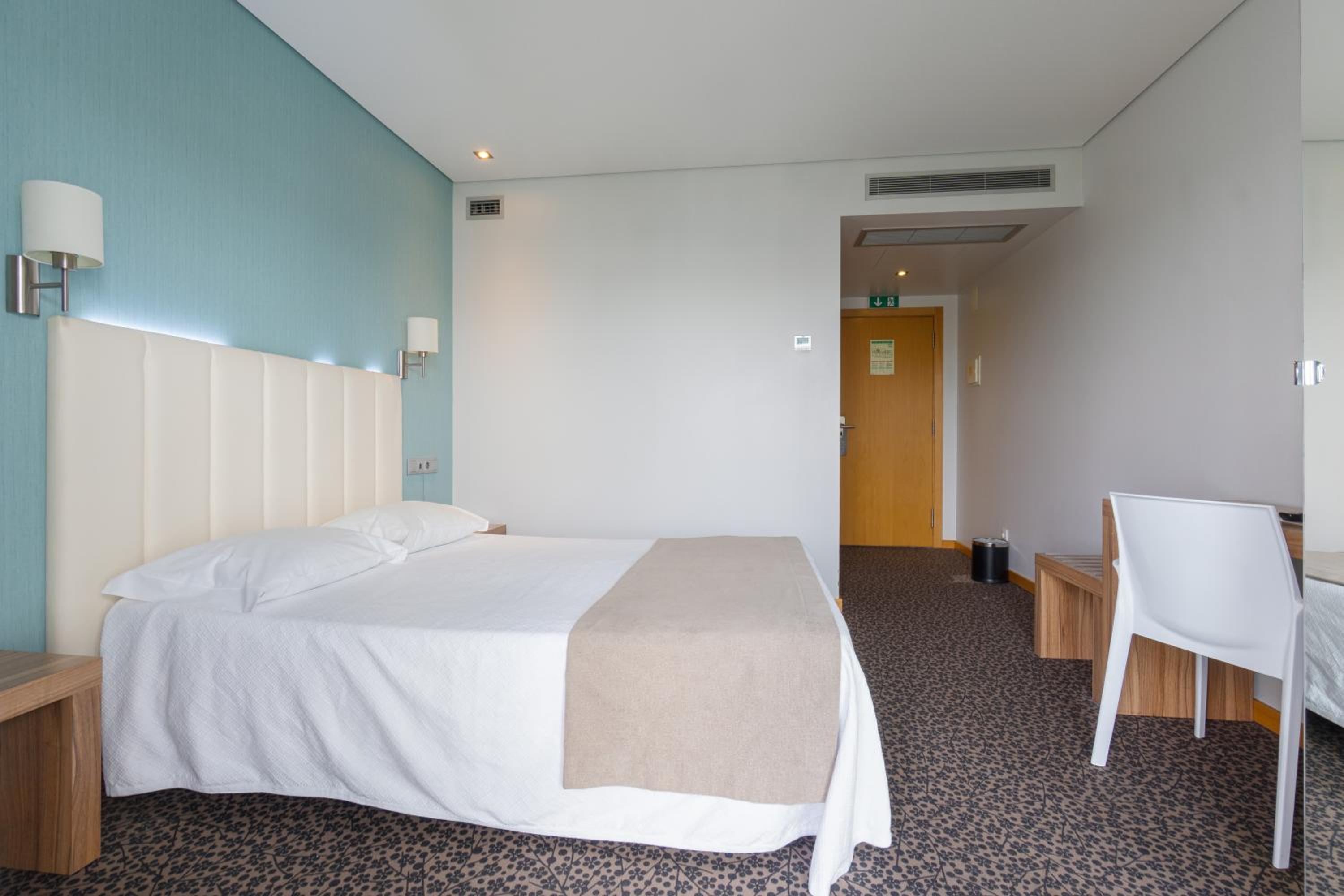 Double Room with Balcony thumbnail 5