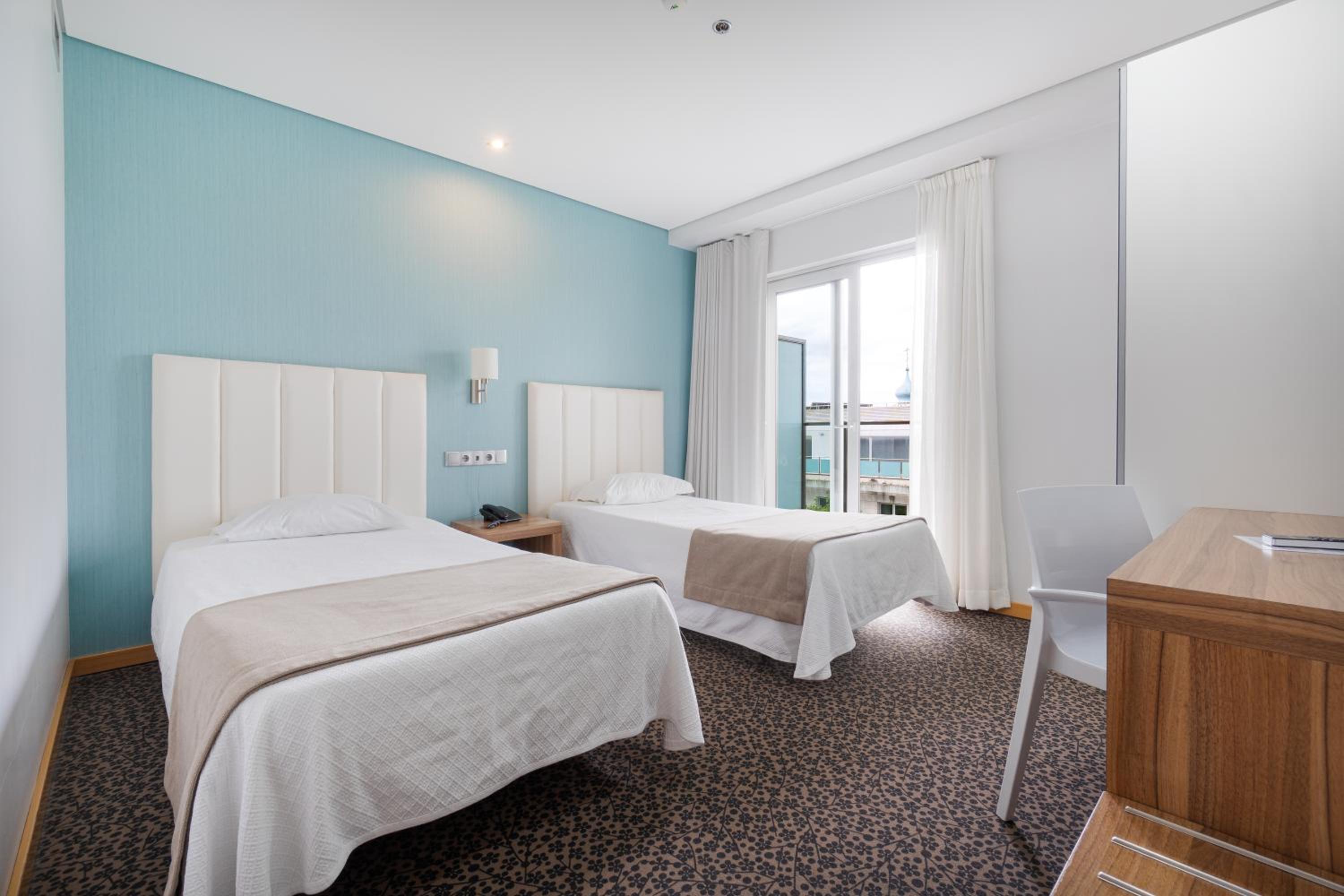 Twin Room with Balcony thumbnail 5