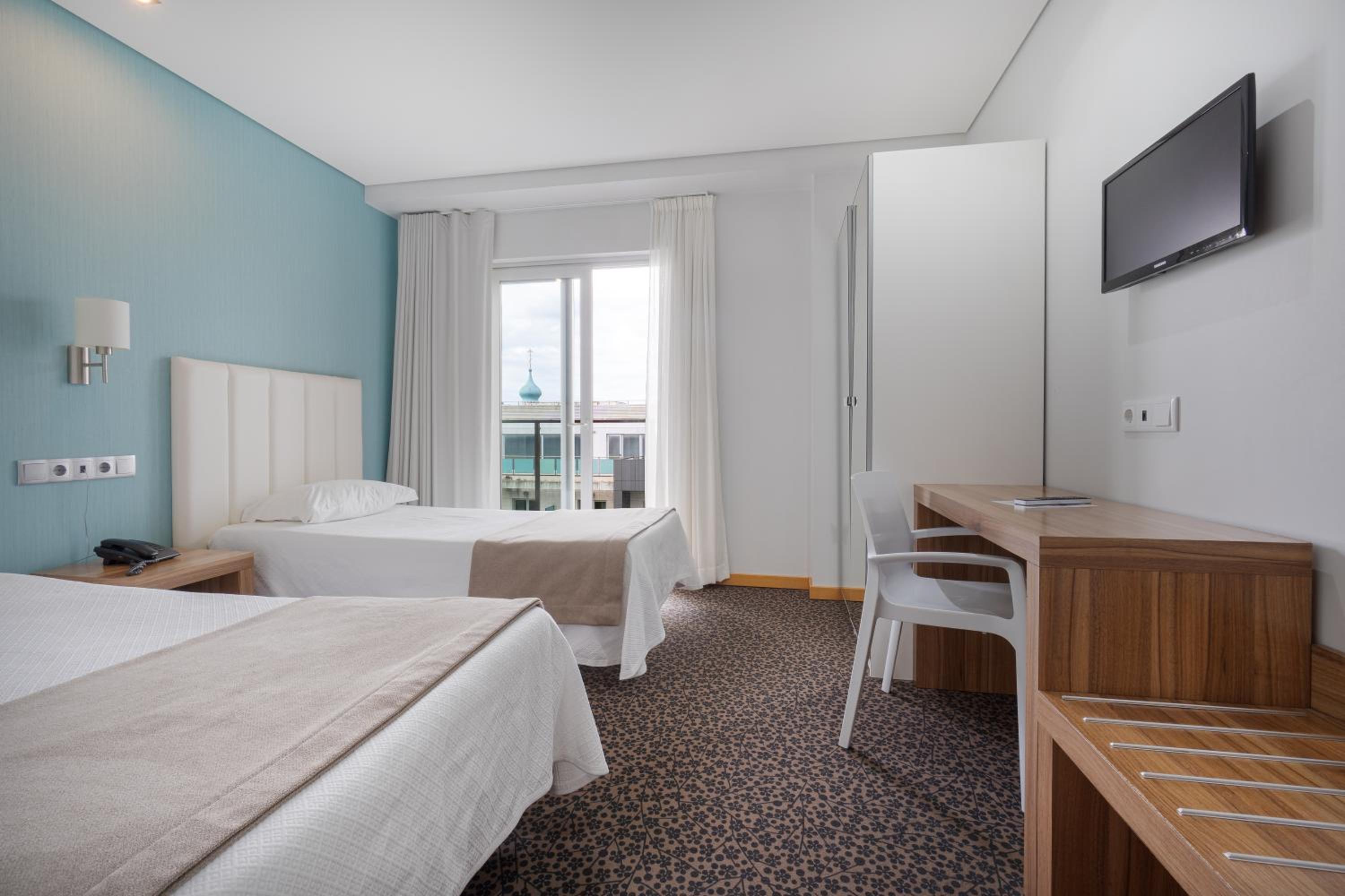 Twin Room with Balcony thumbnail 6