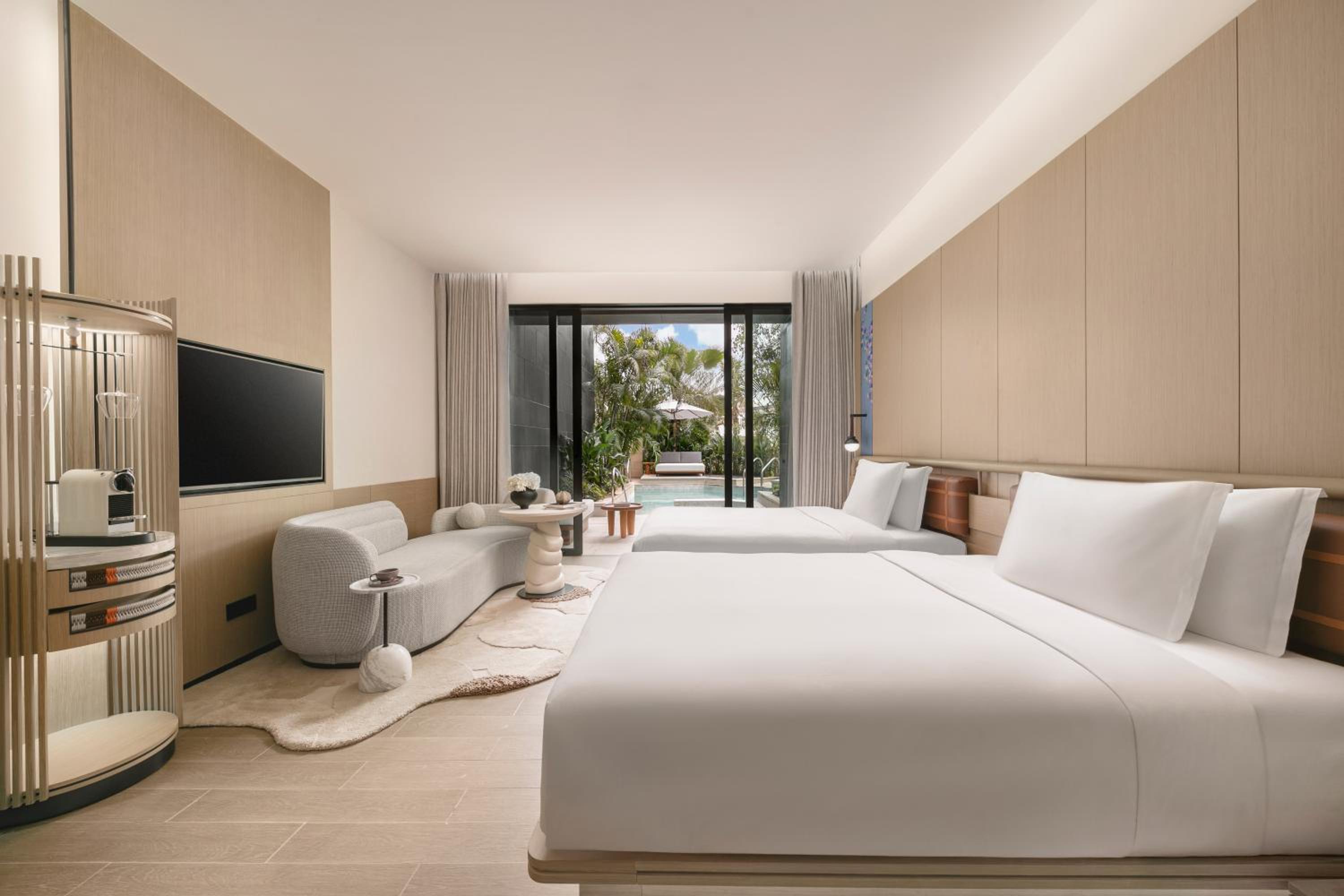 Standard Queen Room with Pool Access