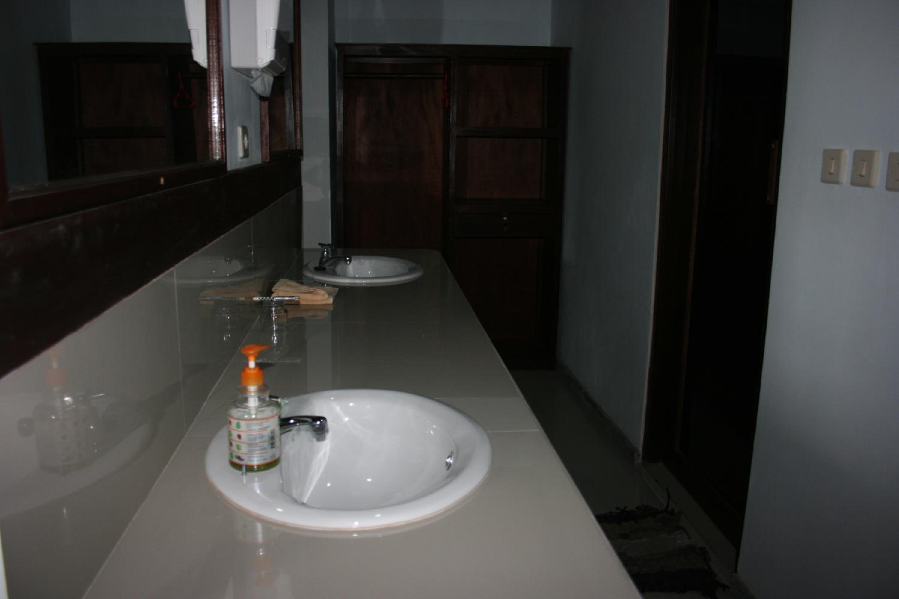 Standard Double or Twin Room - Photo 9