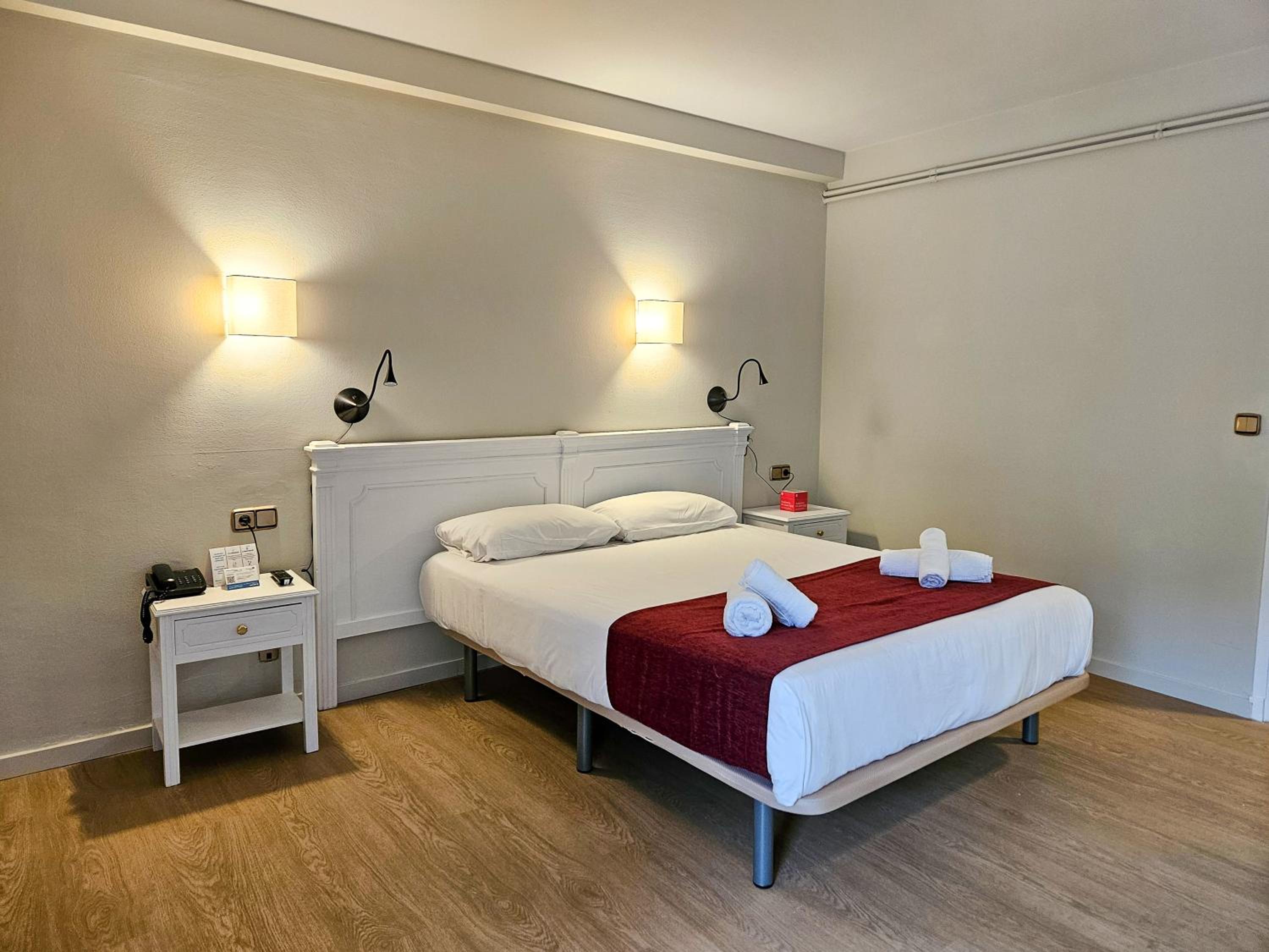 Deluxe Room (2 Adults + 1 Child)