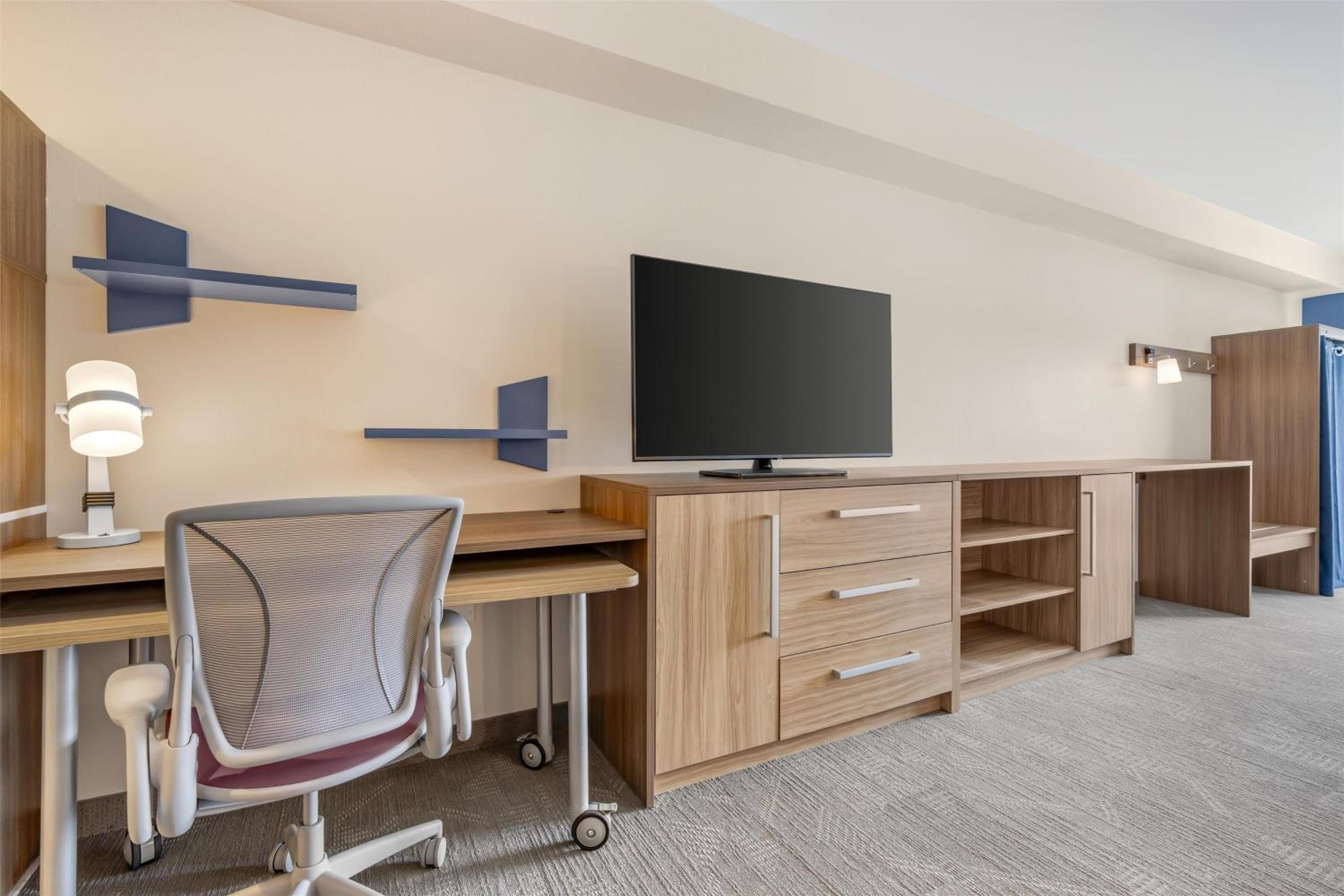 One-Bedroom King Suite - Photo 6