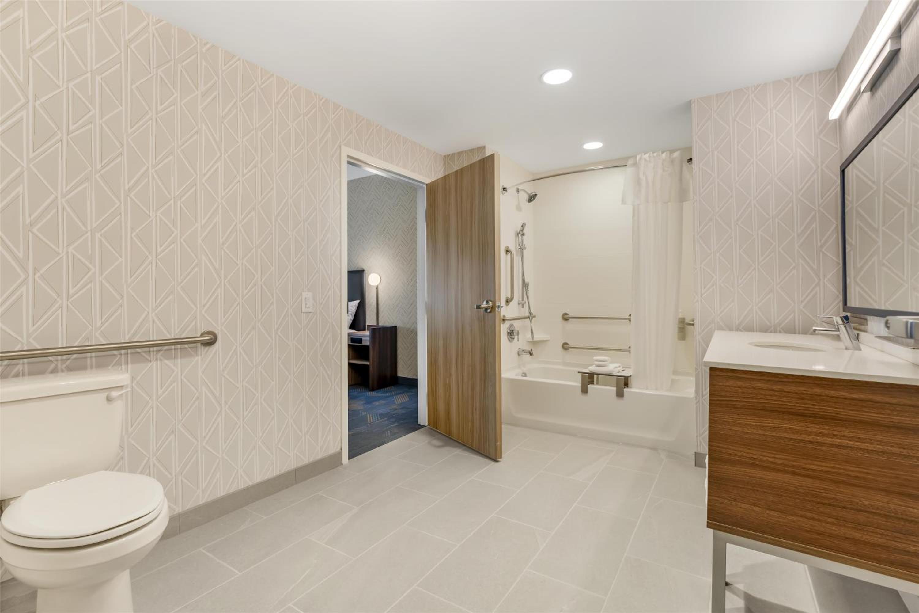 One-Bedroom King Suite with Bath Tub - Mobility Accessible - Photo 3