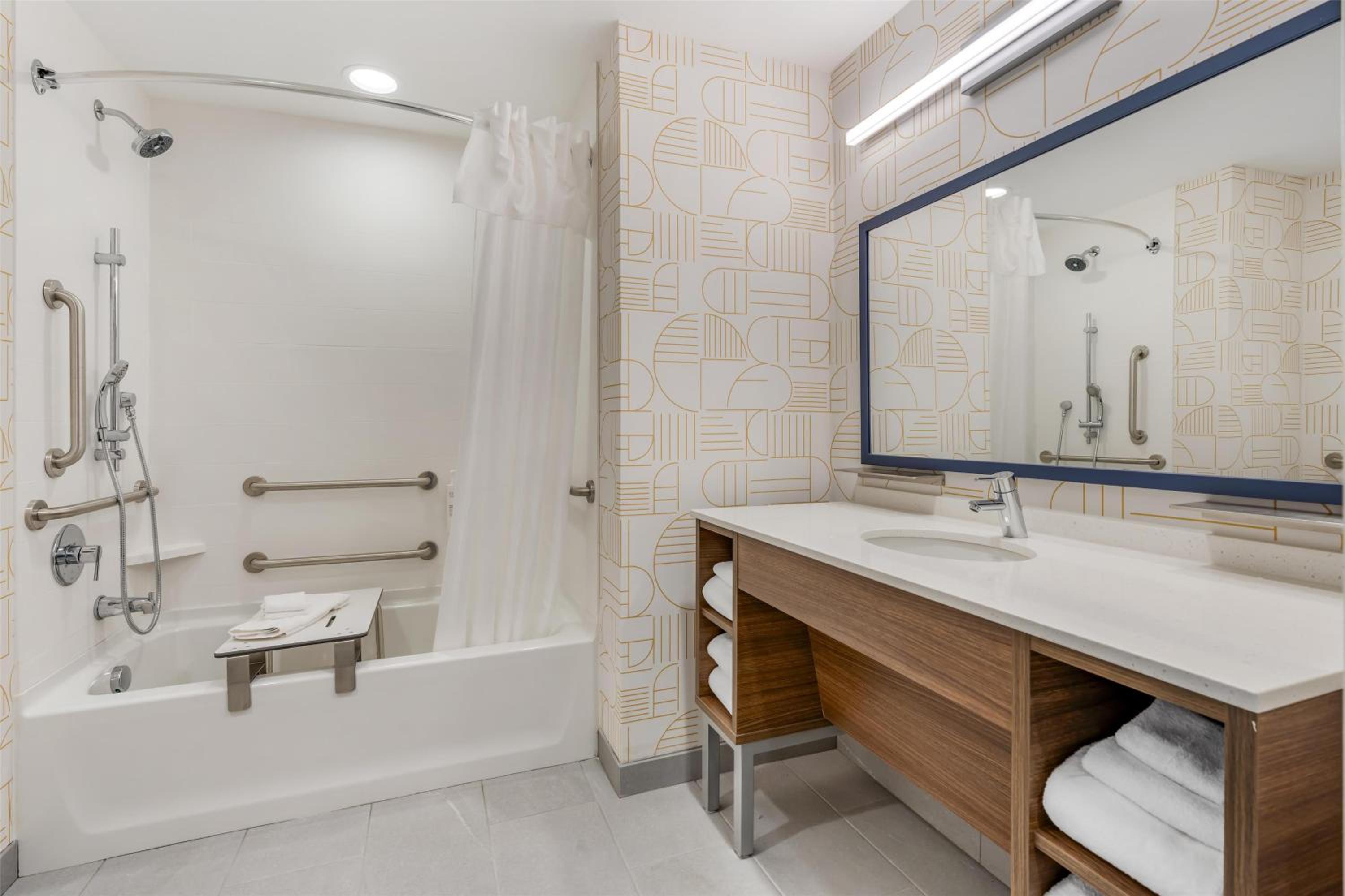 One-Bedroom King Suite with Bath Tub - Mobility Accessible - Photo 12