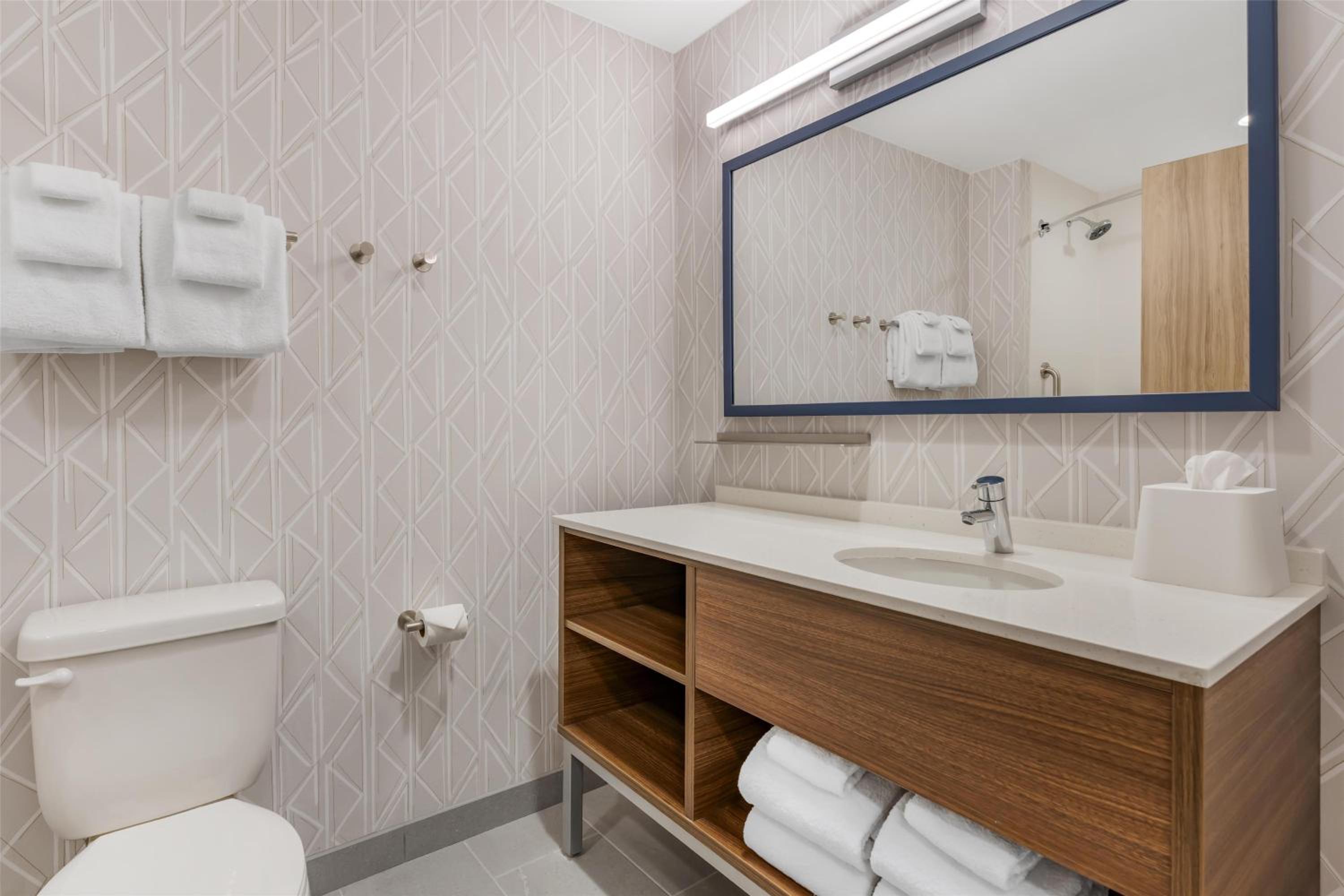 One-Bedroom King Suite with Bath Tub - Mobility Accessible - Photo 8