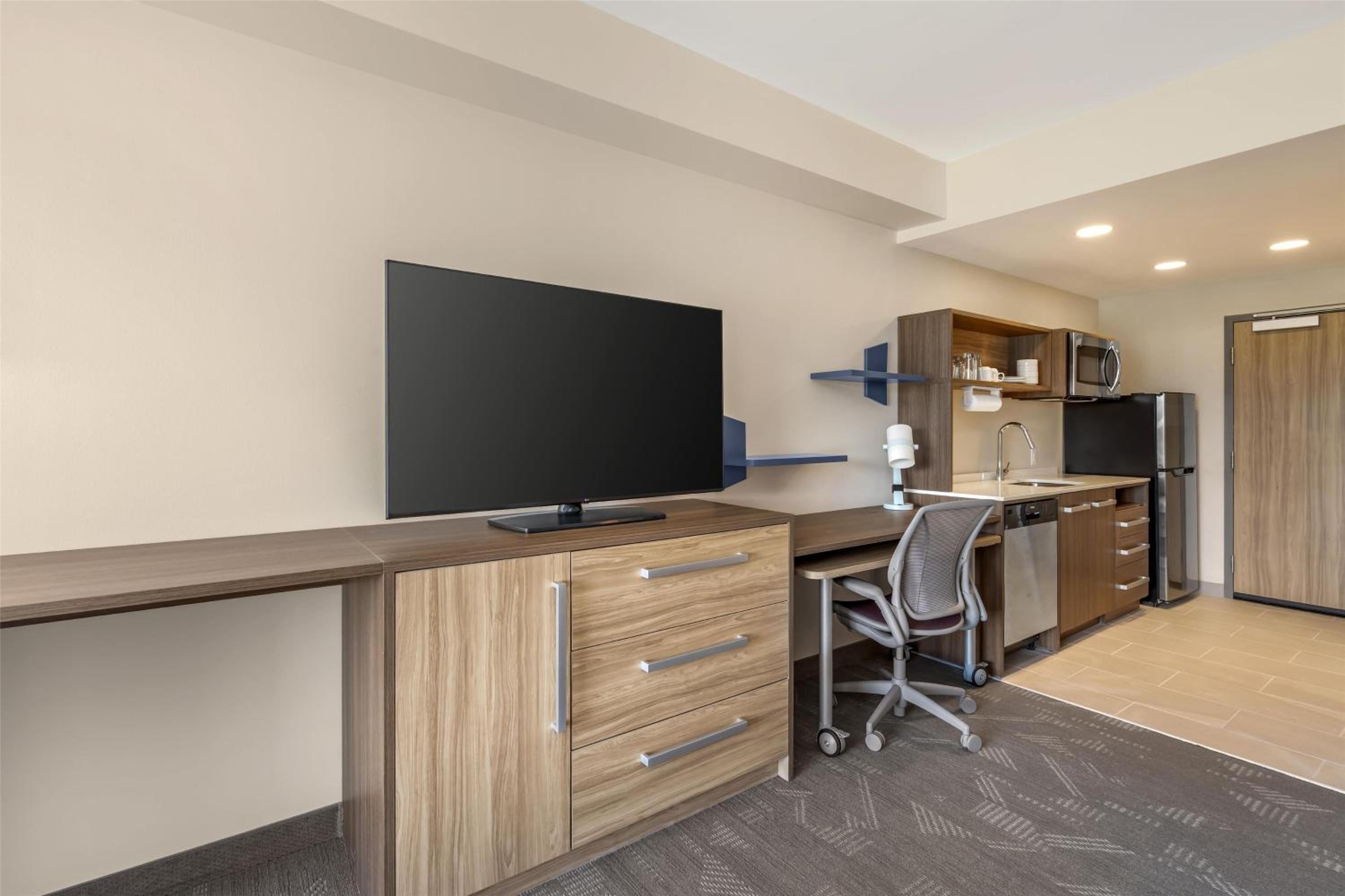 One-Bedroom King Suite - Photo 4