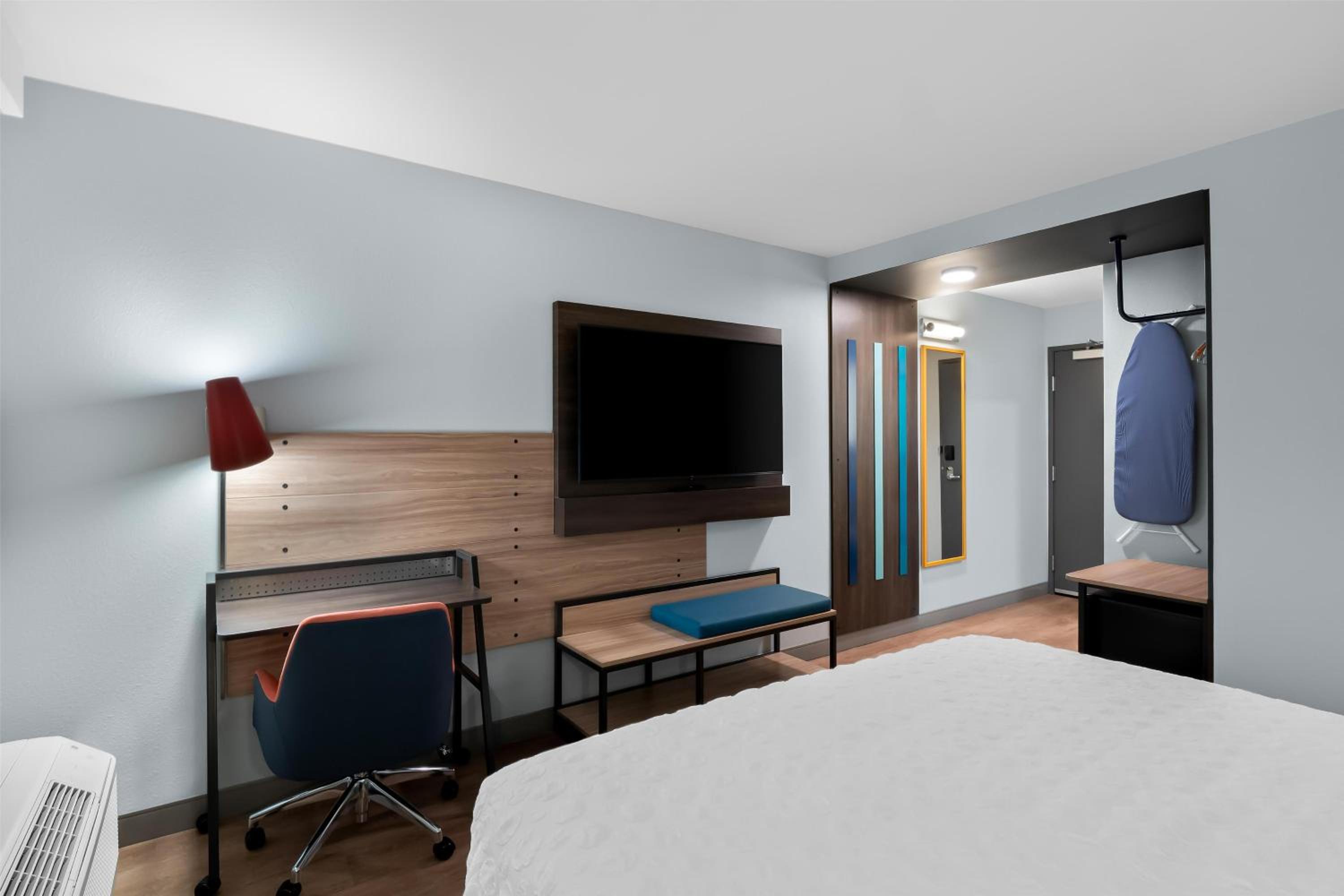 King Room with Walk-In Shower - Photo 3