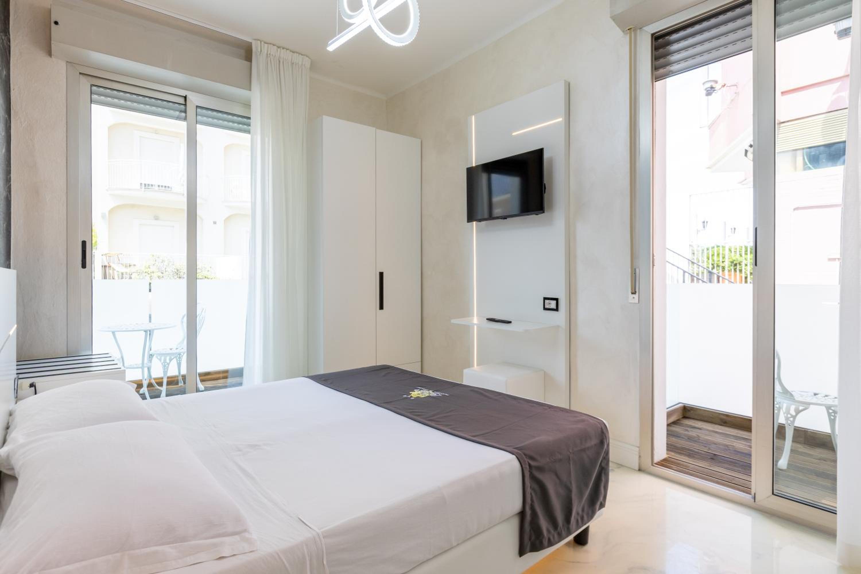 Deluxe Double Room with Balcony and Sea View
