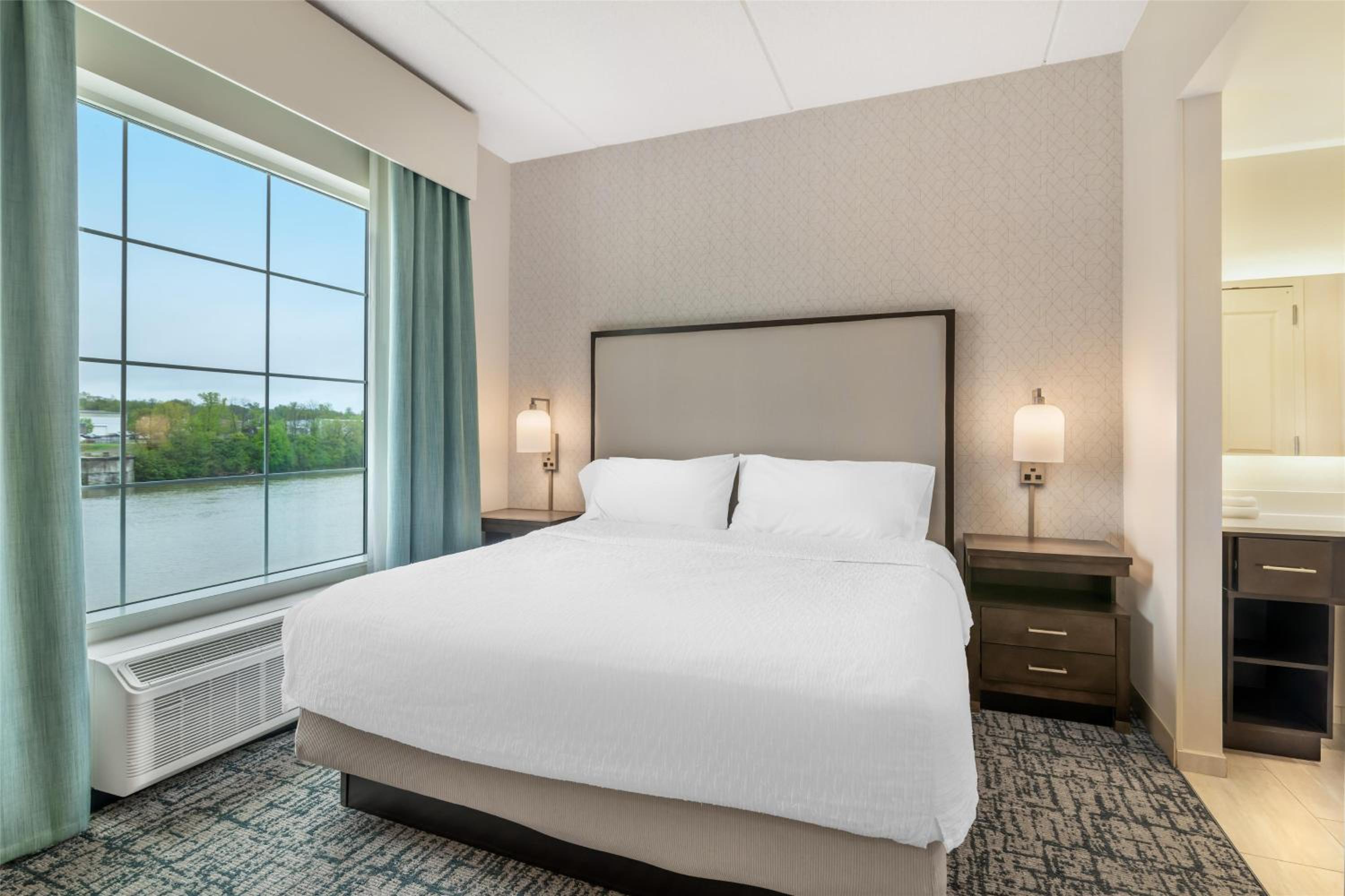 King Studio Suite with River View - Non-Smoking