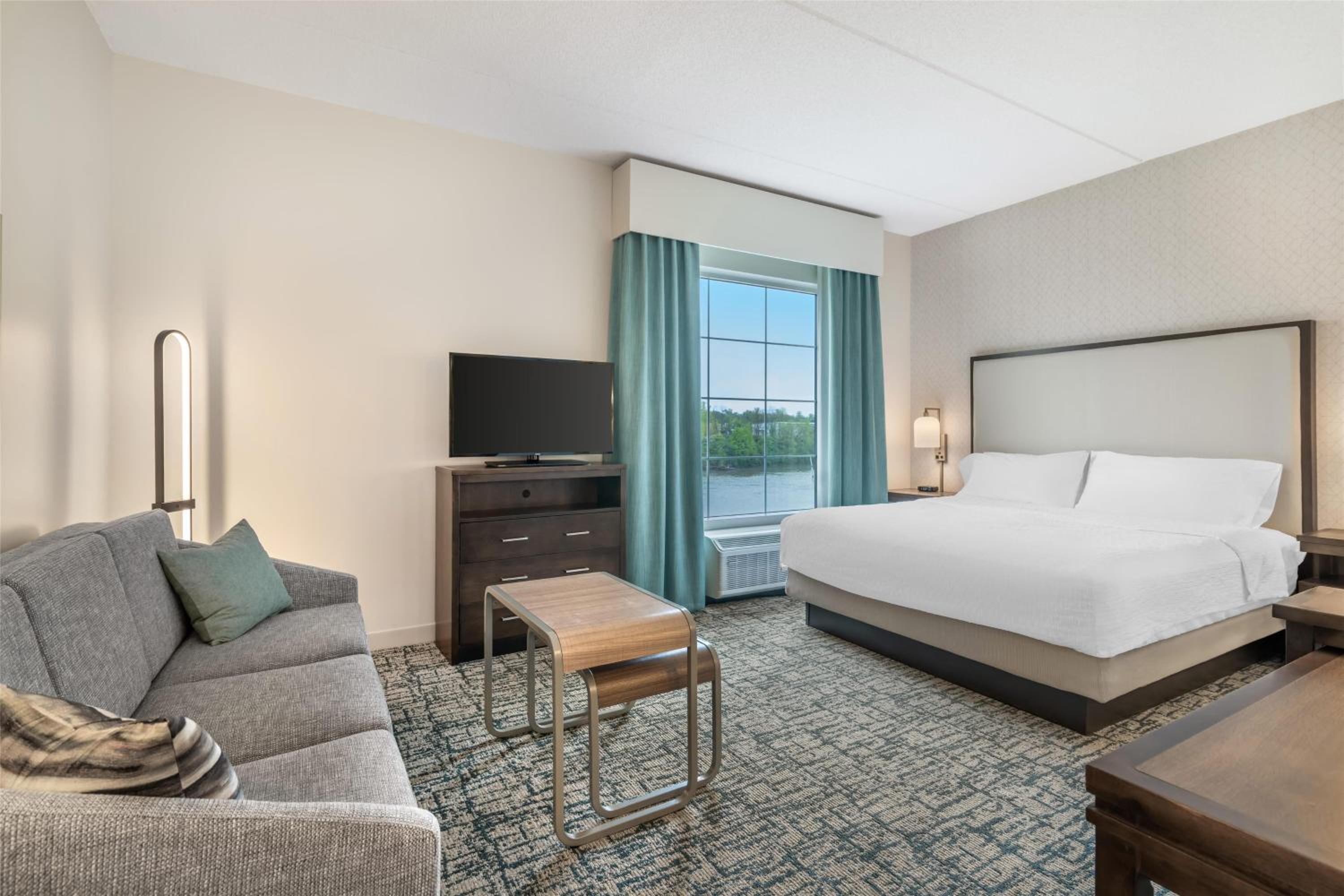 King Studio Suite with River View - Non-Smoking photo 2