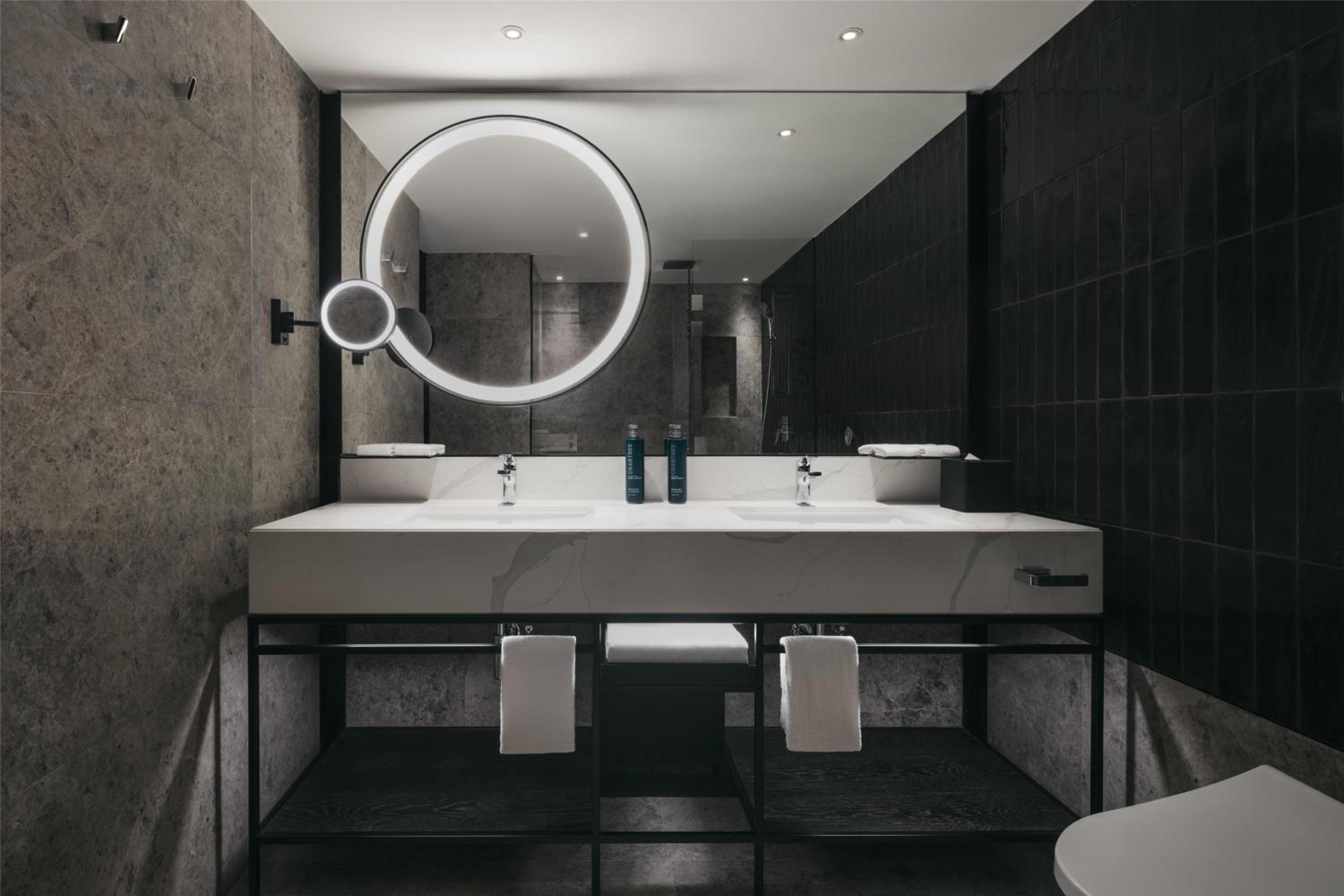 Twin Room with Marina Bay View thumbnail 5