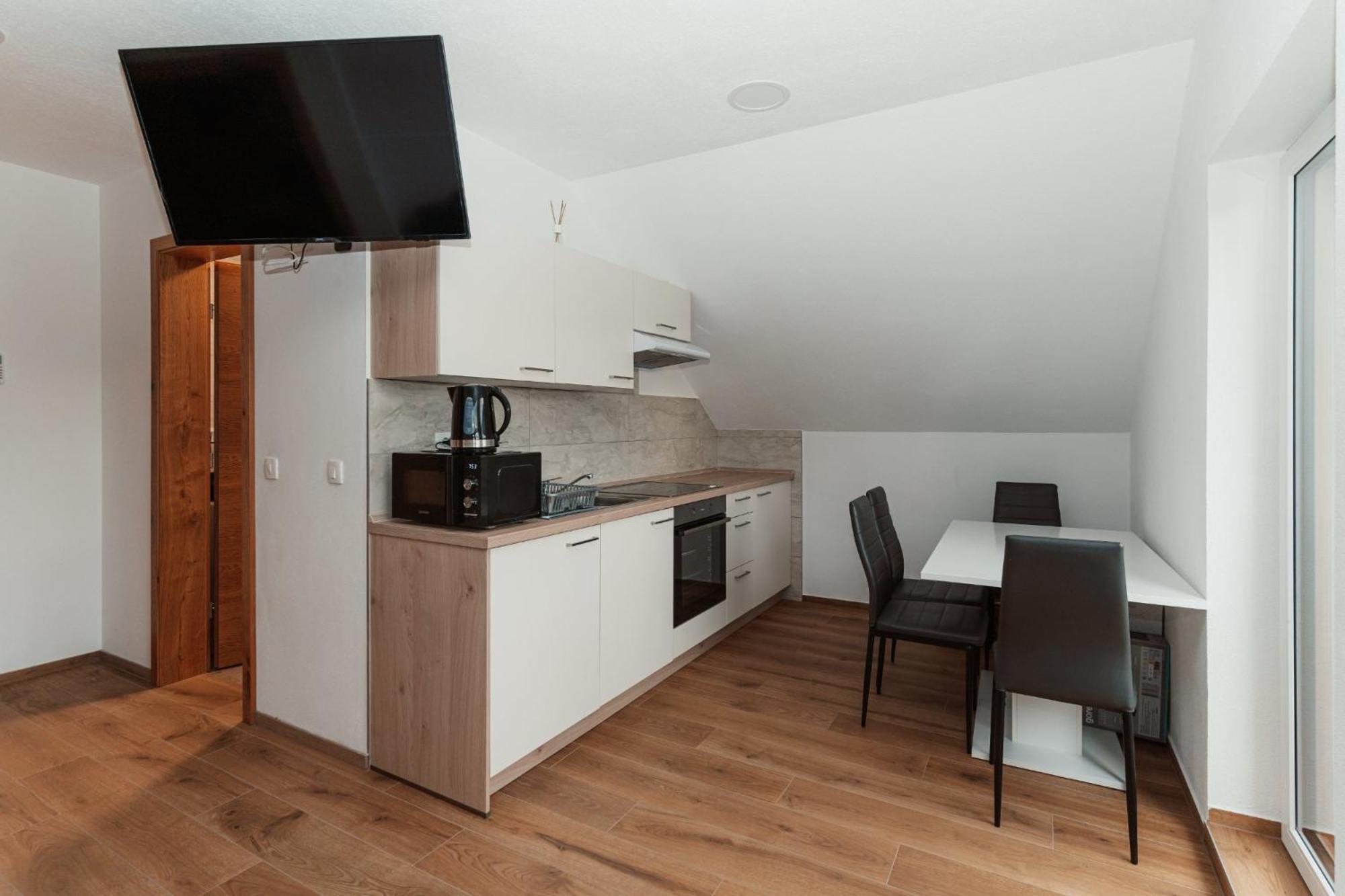 One-Bedroom Apartment with Park View photo 2