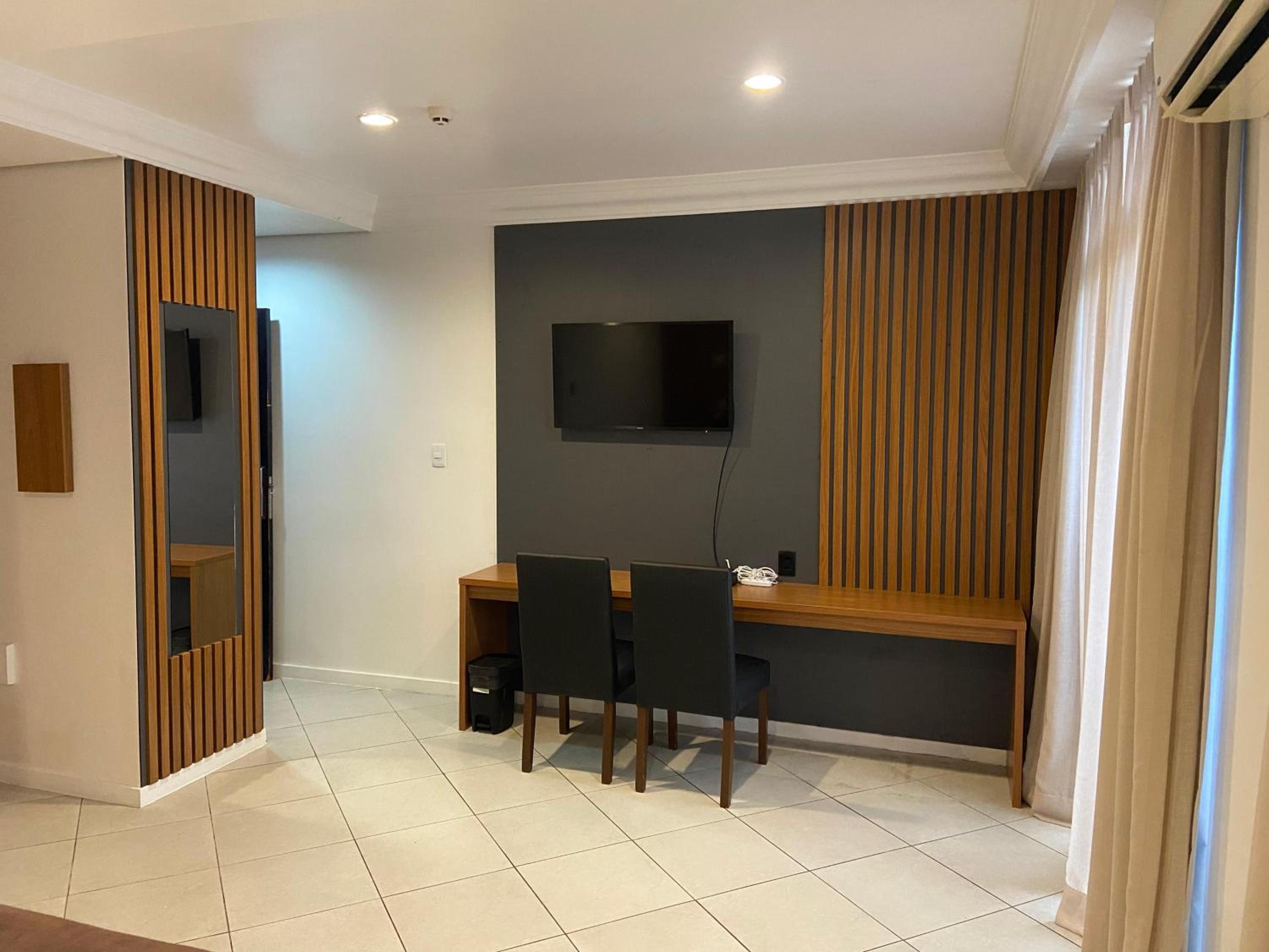 Deluxe Queen Suite