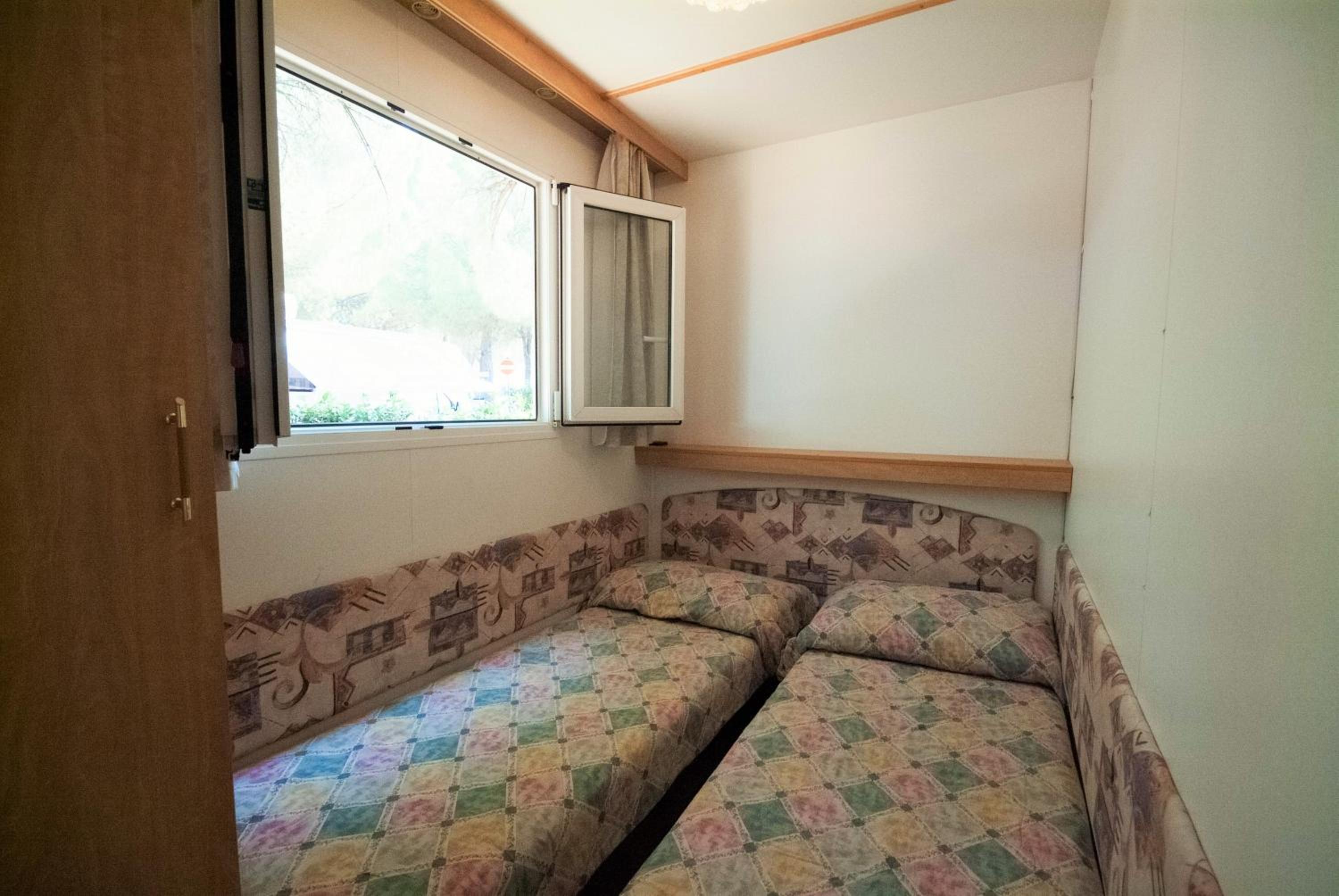 Mobile Home with Kitchen - Photo 7
