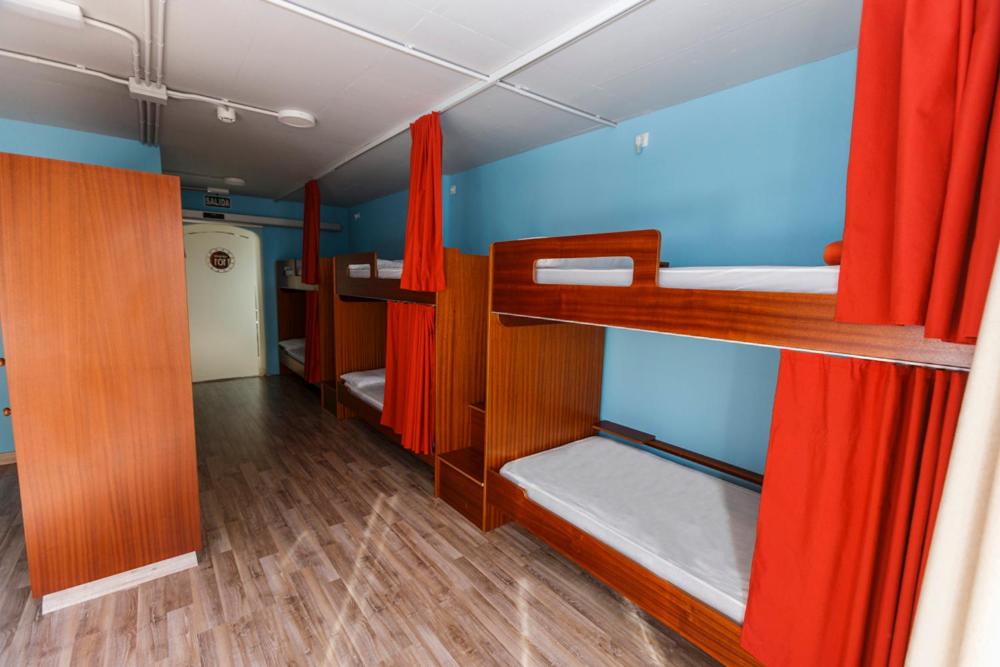 Cama en Dormitorio Mixto de 10 Camas