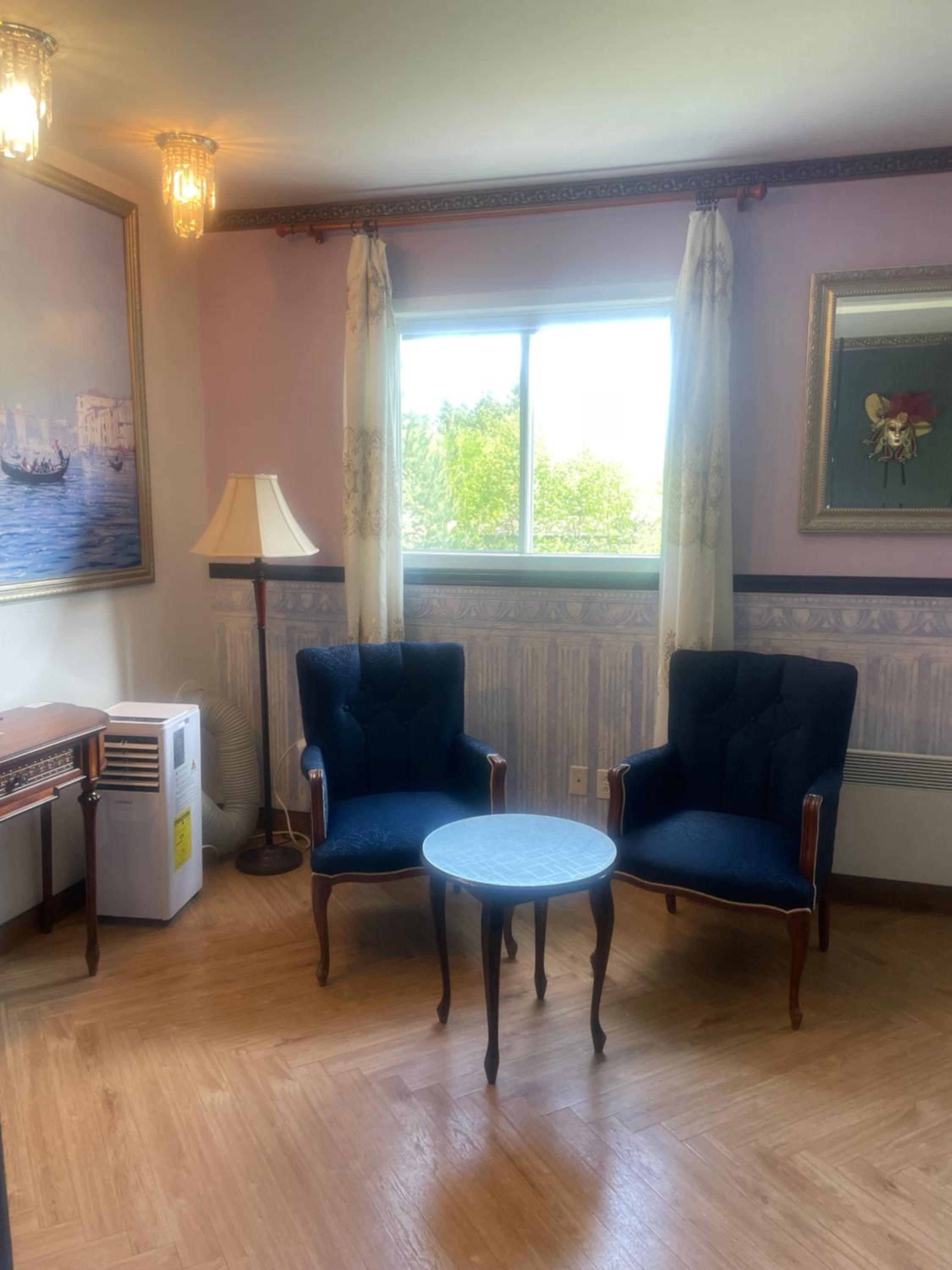 Family Room with Private Bathroom photo 3
