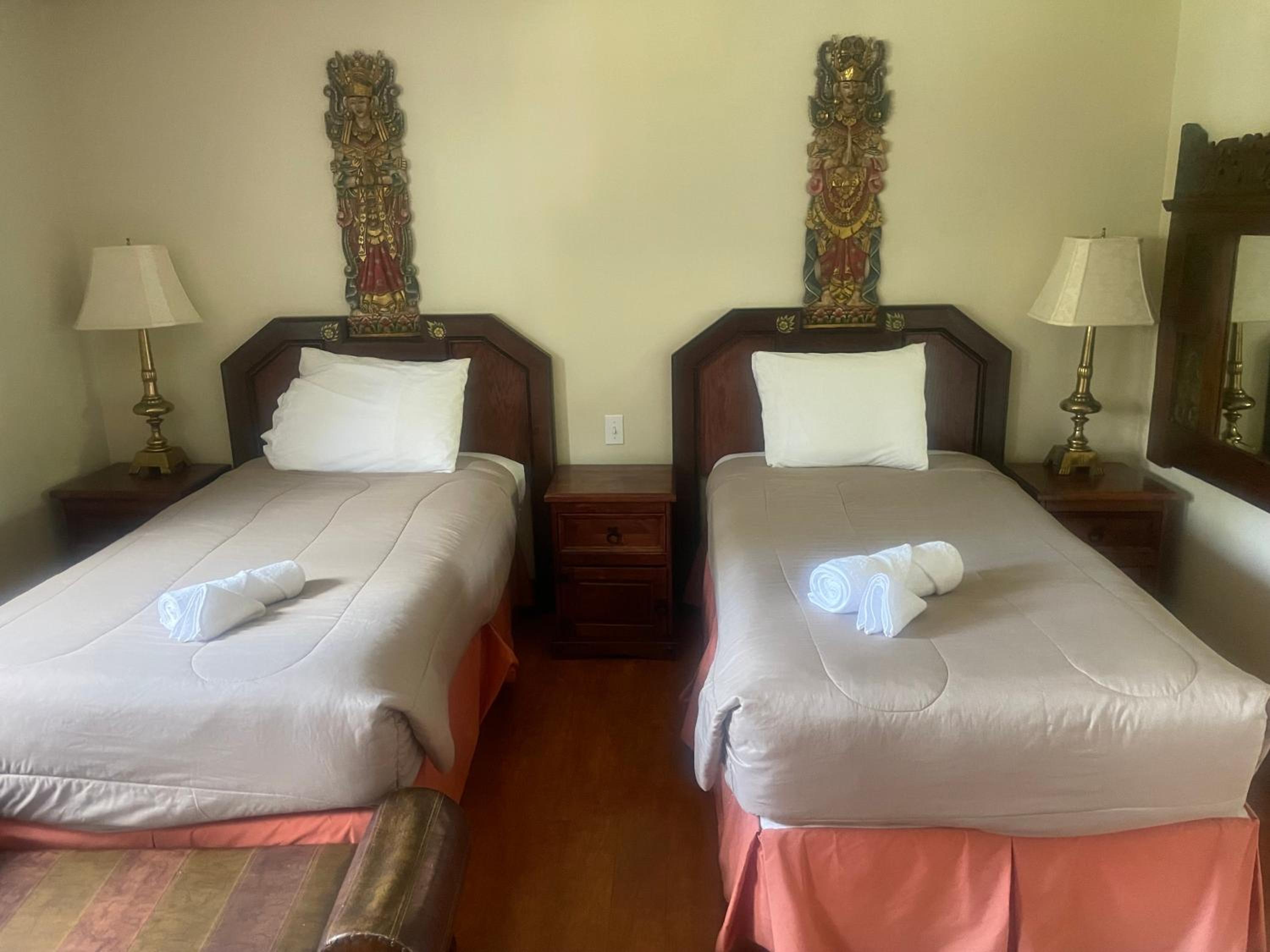 Twin Room with Private Bathroom photo 2