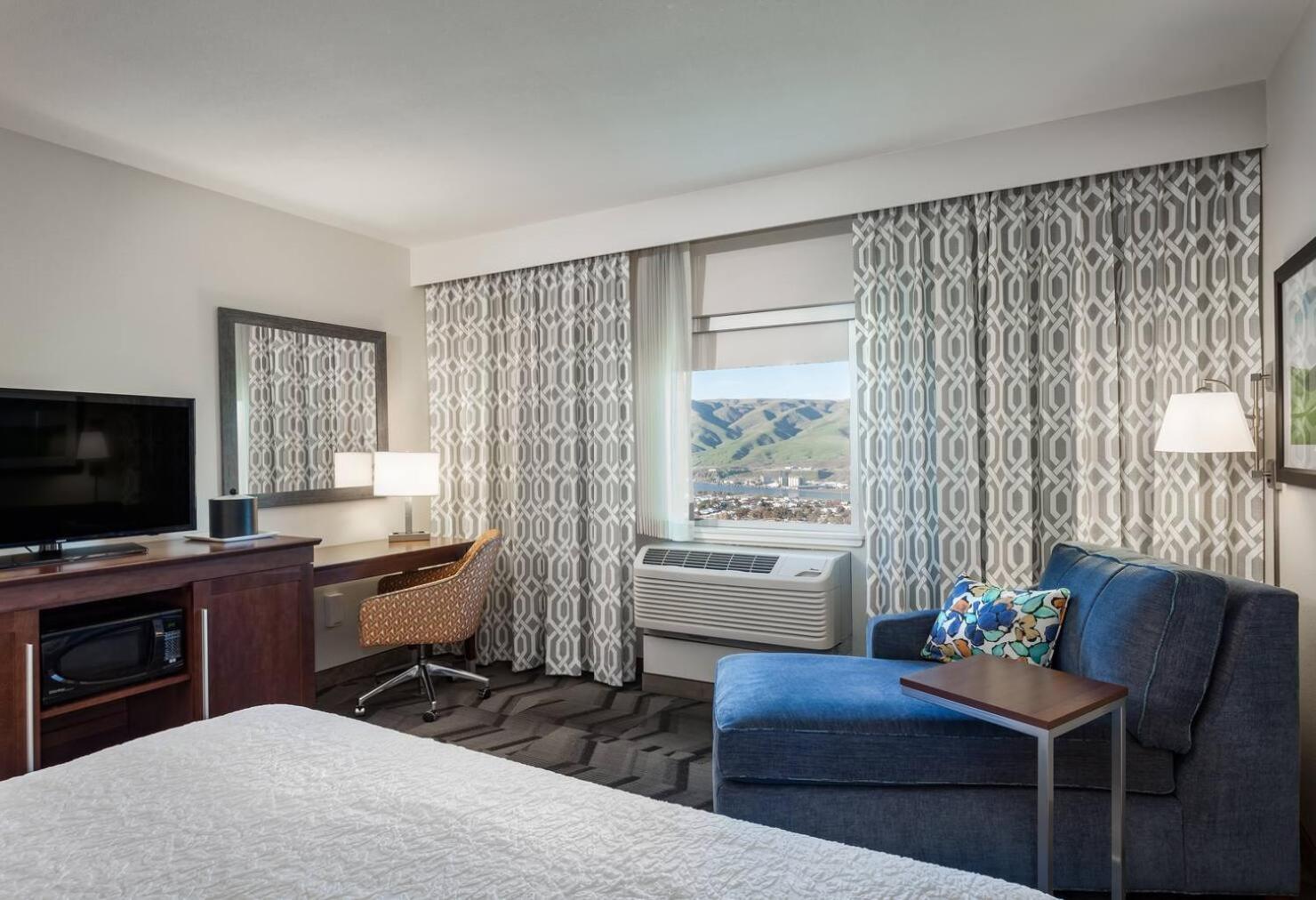 King Room with River View - Non-Smoking