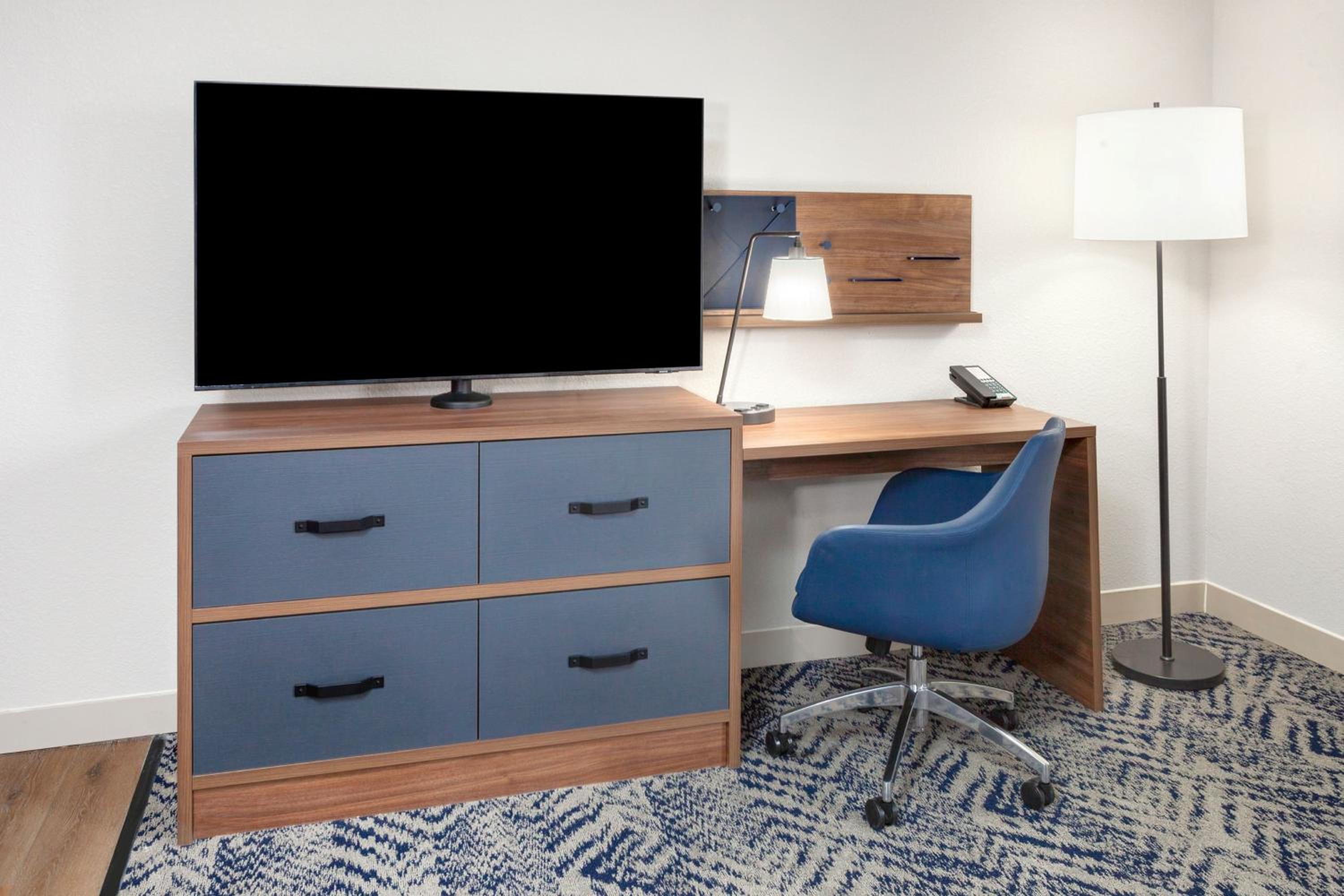 One-Bedroom King Suite - Photo 6