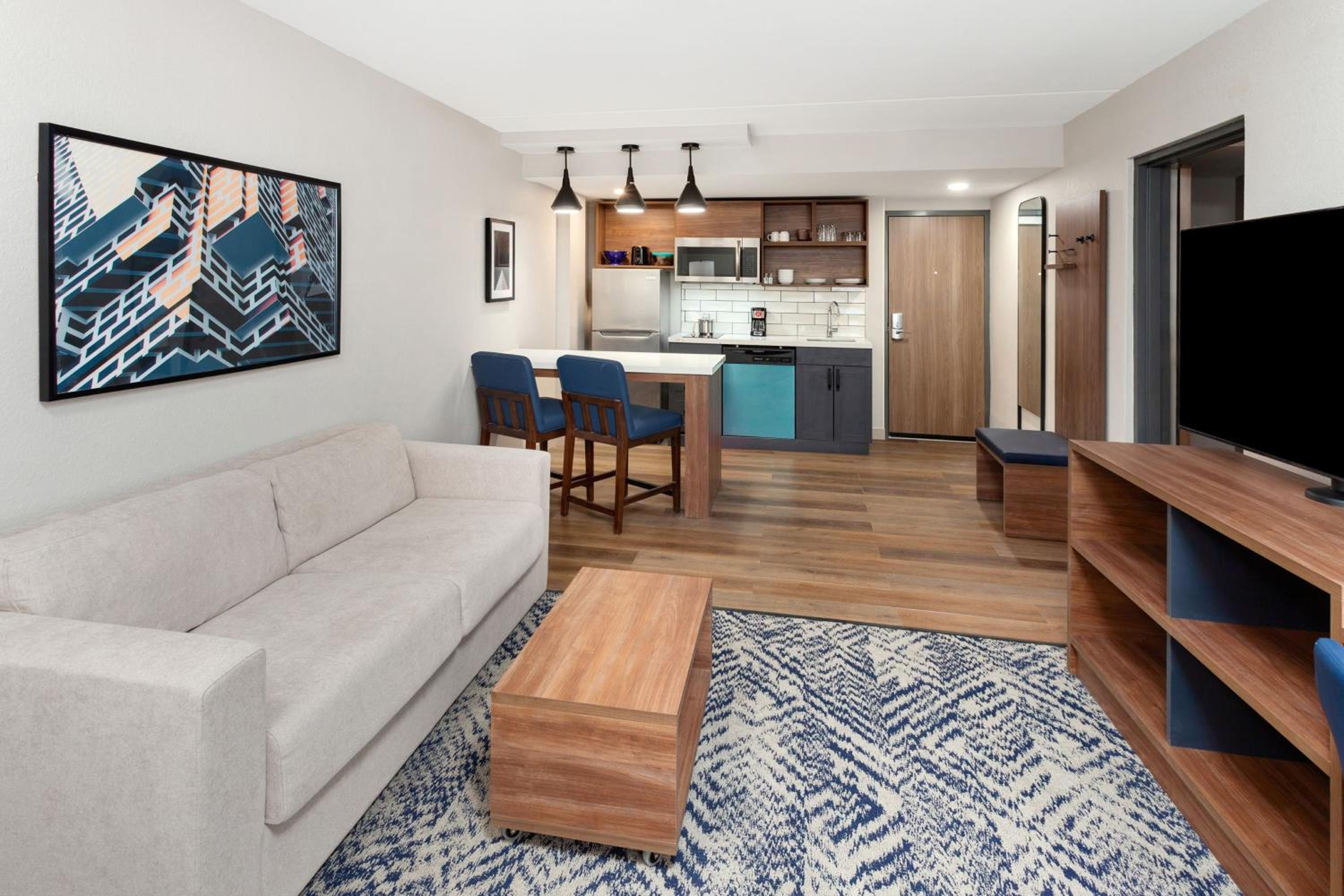One-Bedroom King Suite - Photo 4