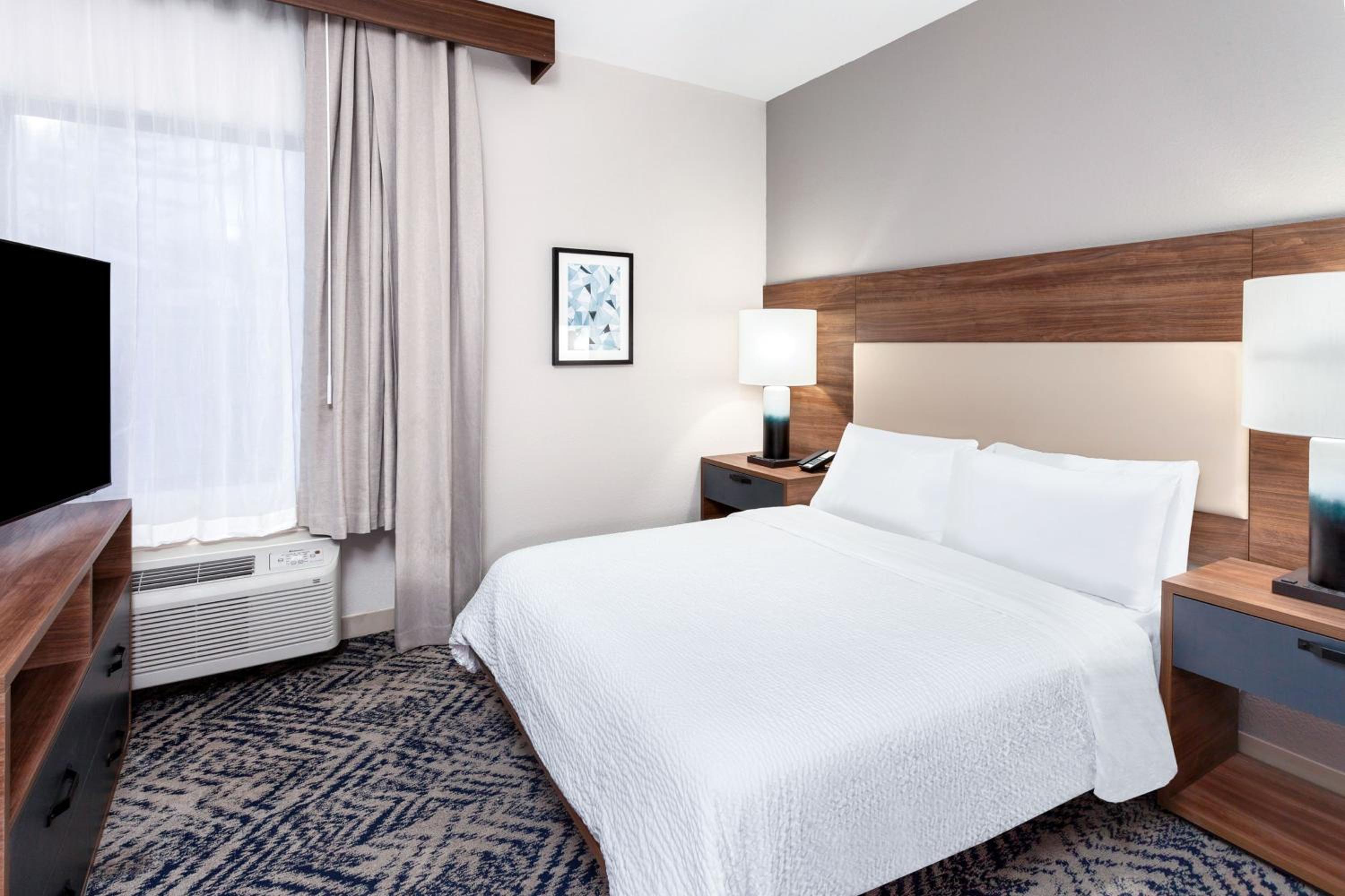 Queen Room with Tub - Communication/Mobility Accessible  - Photo 3