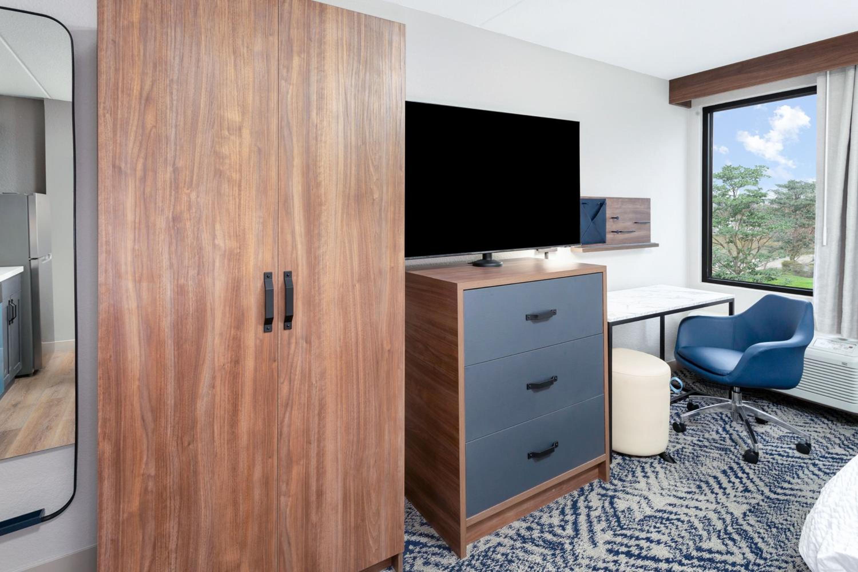 Queen Studio Suite - Photo 3