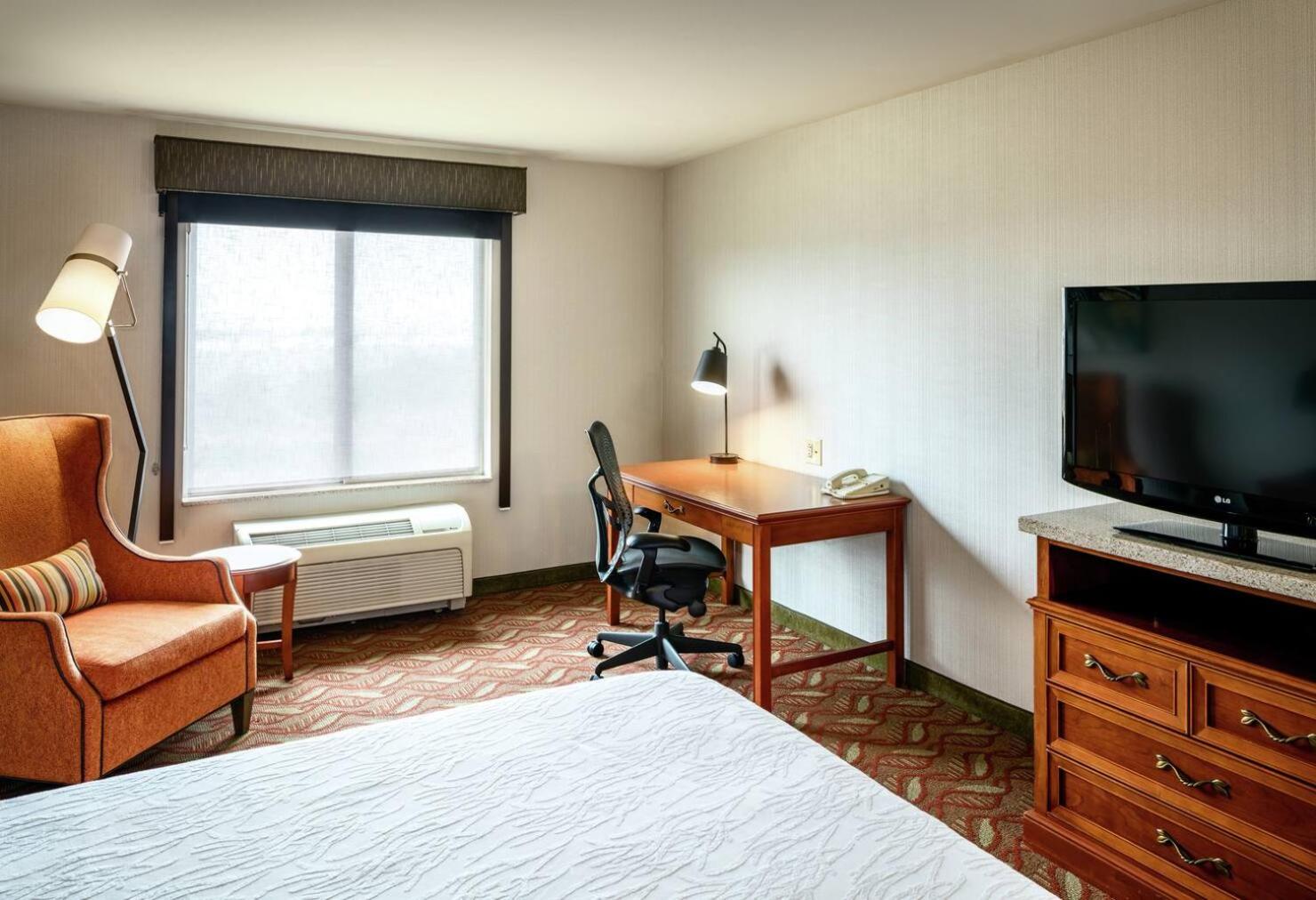 King Room with Tub - Mobility and Hearing Access - Photo 4