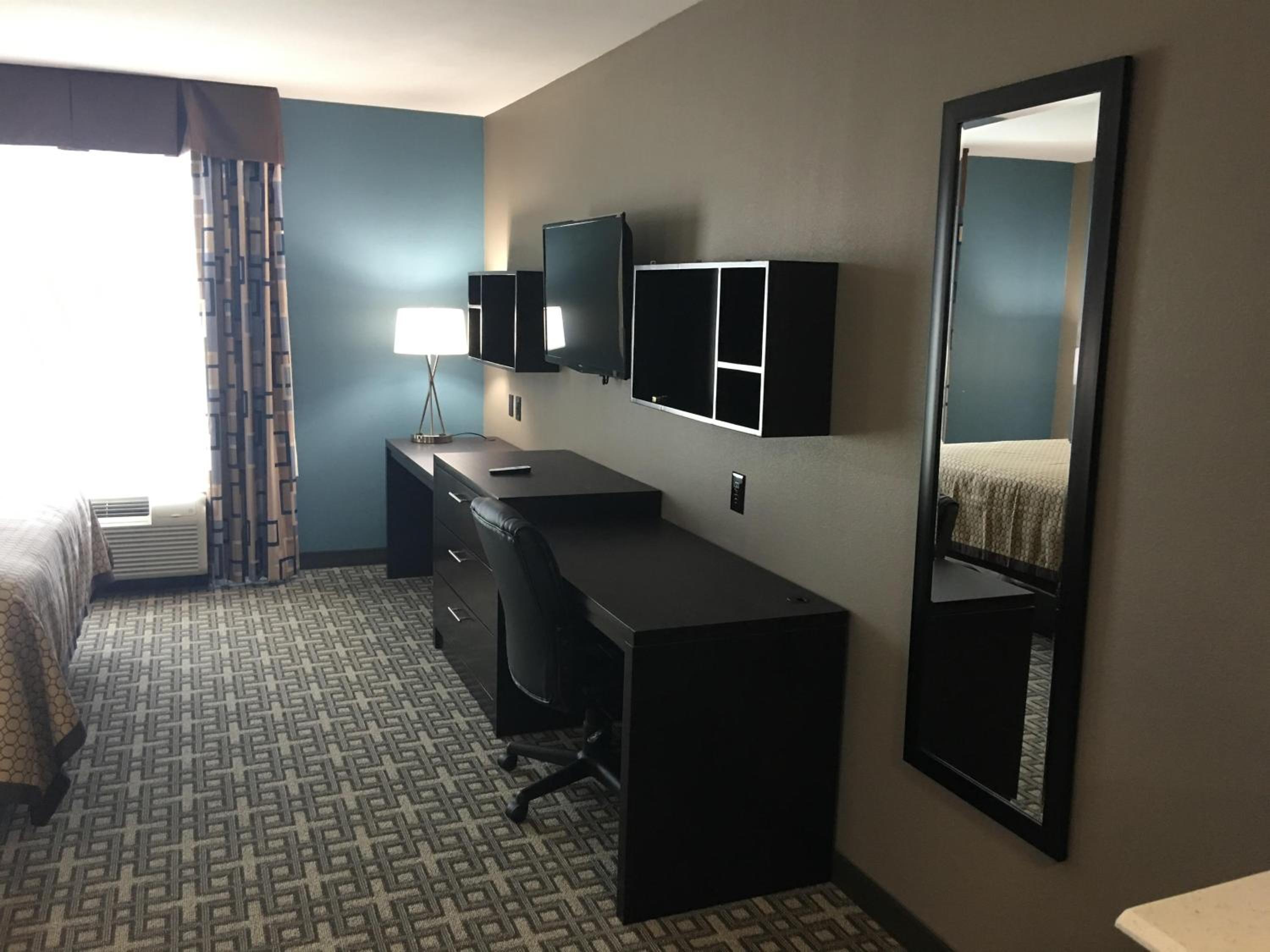 King Suite - Non-Smoking photo 2
