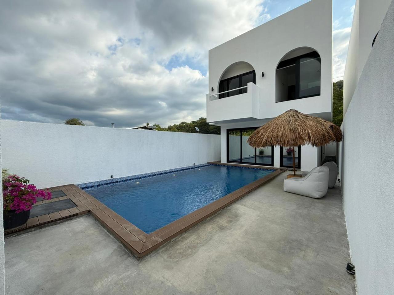 Three-Bedroom Villa photo 1