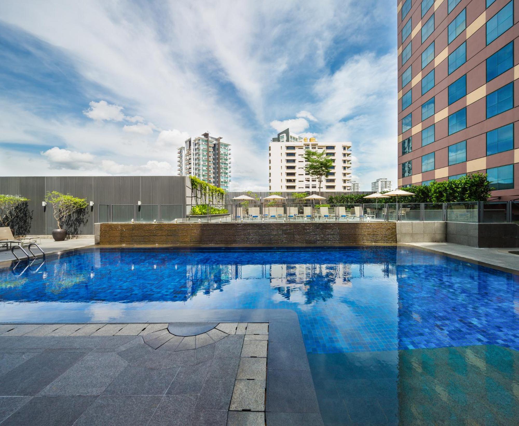 Deluxe Poolside Room, 1 King Bed photo 1